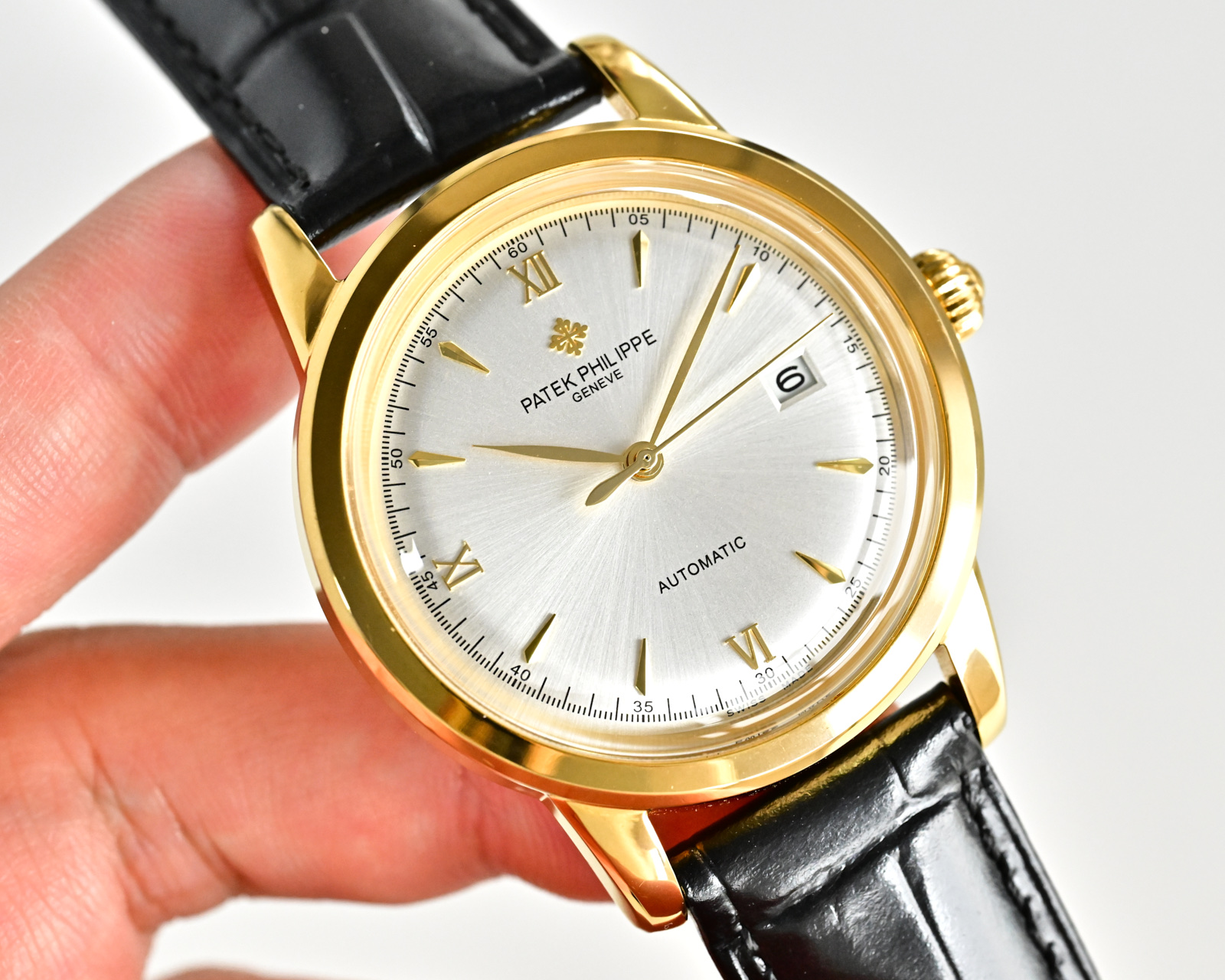 NO:586473,Produced by TW, the platinum TW Factory Patek Philippe PP GV3 pot cover glass is the highest version of the watch on the market!  The TW watchmaker team spent 12 months carefully designing, daring to be the first, breaking through multiple layers of technical bottlenecks, and striving for perfection!  2 [Case] ​​The market's exclusive latest pot lid glass material, the dial is simple and extraordinary, with a strong 3D three-dimensional effect, ultra-thin craftsmanship, diameter 40mm. 3 [Movement] The watch uses a movement with a vibration frequency of 28,800 times per hour, zero repair quality. 4 [Strap Buckle] The style is matched with Italian cowhide to make the wrist more comfortable and comfortable. The watch buckle is engraved with a classic logo, generous and classy, ​​and it shows its edge when worn. Made by TW!  Welcome to reprint the best luxury recommendations for gift giving. Please look for TW exclusive quality, patek philippe, cowhide19860909TW 出品 白金 TW Factory百达翡丽PP GV3 锅盖玻璃 市场最高版本腕表！TW制表师团队历时12个月精心设计,敢为人先,突破多层技术瓶颈,力求完美！2【表壳】市场独家最新锅盖玻璃材质,表盘简而不凡,具有超强3D立体感,超薄工艺,直径40mm.3【机芯】腕表采用机芯,每小时振频28800次,零返修质量.4【表带扣】款式搭配意大利牛皮让手腕更贴合舒适,腕表表扣上面刻有经典标志,大方富有档次,带上他锋芒尽显.TW打造！欢迎转载送礼最佳奢华推荐请认准TW独家品质,,patek philippe,cowhide,Watch