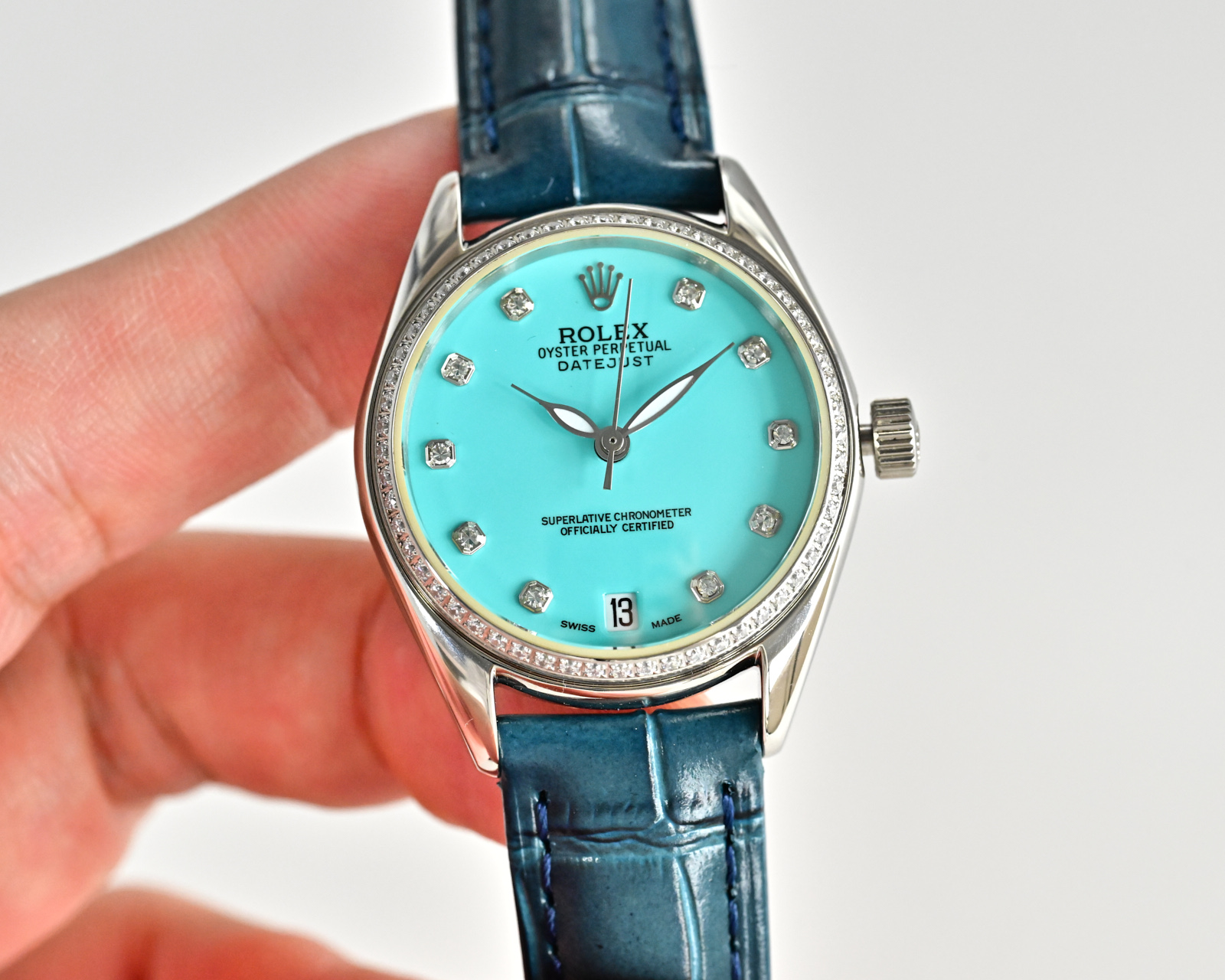 NO:714994,Produced in Taiwan, white shell, gold shell, Taiwan Factory Rolex - New R OLEX Lady Series Dial Ring inlaid with 38 Weselton diamonds [Rose] [Rose] Fashionable women's watch Simple three-hand RD3 Recommended hot model of the year Super luminous at night Unique 3, 6-digit calendar Equipped with original imported fully automatic mechanical movement (zero repair), mirror grade 9 sapphire crystal scratch-resistant glass, waterproof depth: 50 meters strap selected calf leather.  Finely polished, fresh and elegant, generous and decent, a must-have model for goddesses with high quality. Give it to your lover or best friend. Five-star recommendation!  For the best luxury gift recommendations, please look for Taiwan’s exclusive quality, rolex, cowhide19860909台湾 出品 白壳,金壳 台湾 Factory 劳力士-新款R OLEX 淑女系列  表盘 环圆镶嵌38威塞尔顿钻石[玫瑰][玫瑰]时尚女表 简约三针RD3 年度爆款推荐 夜时超强夜光独特3、6字位日历 搭载原装进口全自动机械机芯（零返修）,镜面9级蓝宝石水晶防刮玻璃,防水深度:50米表带精选小牛皮. 精细打磨,清新优雅,大方得体女神必备款高品质 送爱人 送闺蜜 五星推荐！送礼最佳奢华推荐请认准台湾独家品质,,rolex,cowhide,Watch