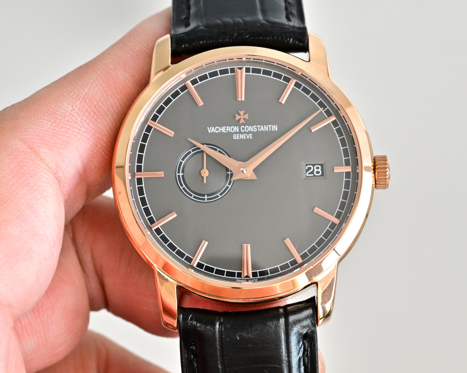 NO:821961,Produced by TW, white shell, rose gold and diamonds. TW Factory Vacheron Constantin VC MI1 Heritage Series 87172. The 38mm diameter is more refined and elegant, making it a unisex watch.  The 87172/000R-9302 watch fully inherits the essence of Vacheron Constantin watchmaking, the classic small hand. The small calendar window at three o'clock and the small seconds dial at nine o'clock echo each other. It is equipped with a Vacheron Constantin automatic winding movement, and the movement of the watch can be seen from the back. The baton hour markers and the orbital minute scale fully demonstrate the elegance of the Vacheron Constantin brand. Luxurious and exquisite, recommended men's two-hand semi-mechanical watch.  For the best luxury gift recommendations, please look for TW’s exclusive quality, vacheron19860909TW 出品 白壳玫金 钻 TW Factory 江诗丹顿 VC MI1传袭系列87172 38mm 的表径更加精致优雅为中性腕表 87172/000R-9302腕表充分传承到了江诗丹顿制表精华,经典的小针.三点钟的小日历窗和九点钟的小秒盘交相呼应,搭载江诗丹顿自动上链机芯,可从背透看到手表的机芯.棒状时标针搭配轨道式分钟刻度将江诗丹顿这个品牌的优雅也完全展现出来了.奢华精致推荐男士两针半机械腕表 送礼最佳奢华推荐请认准TW独家品质,,vacheron,Watch