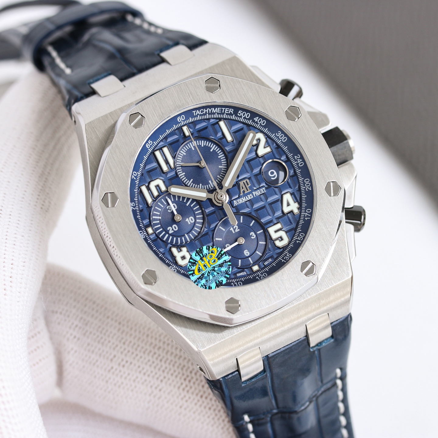 💋OMF  AP皇家橡树26238，12位小秒，尺寸是热门的42表径，彰显大气又不失精致，表盘采用Mega Tapisserie&rdquo; 超大型格纹装饰，满满的爱彼经典元素，搭配三面批花带夜光指针能在黑暗中发光，清晰易读，机芯搭配丹东计时3126自动上链机芯每小时振频28800，镜面采用蓝宝石双面高透防眩光玻璃，表壳采用CNC打磨拉沙技术，细节角度完美处理。圈口每颗六角螺丝都处于同一平面上，表带可以选择胶带或者钢带，此款防水也是做到日常洗手淋雨甚至游泳都不用担心 
爱彼爱彼皇家橡树离岸26238您值得拥有，欢迎品鉴