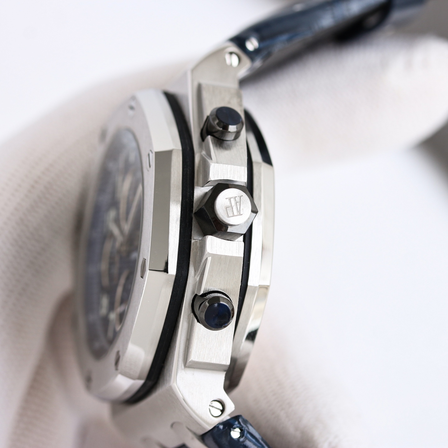 💋OMF  AP皇家橡树26238，12位小秒，尺寸是热门的42表径，彰显大气又不失精致，表盘采用Mega Tapisserie&rdquo; 超大型格纹装饰，满满的爱彼经典元素，搭配三面批花带夜光指针能在黑暗中发光，清晰易读，机芯搭配丹东计时3126自动上链机芯每小时振频28800，镜面采用蓝宝石双面高透防眩光玻璃，表壳采用CNC打磨拉沙技术，细节角度完美处理。圈口每颗六角螺丝都处于同一平面上，表带可以选择胶带或者钢带，此款防水也是做到日常洗手淋雨甚至游泳都不用担心 
爱彼爱彼皇家橡树离岸26238您值得拥有，欢迎品鉴