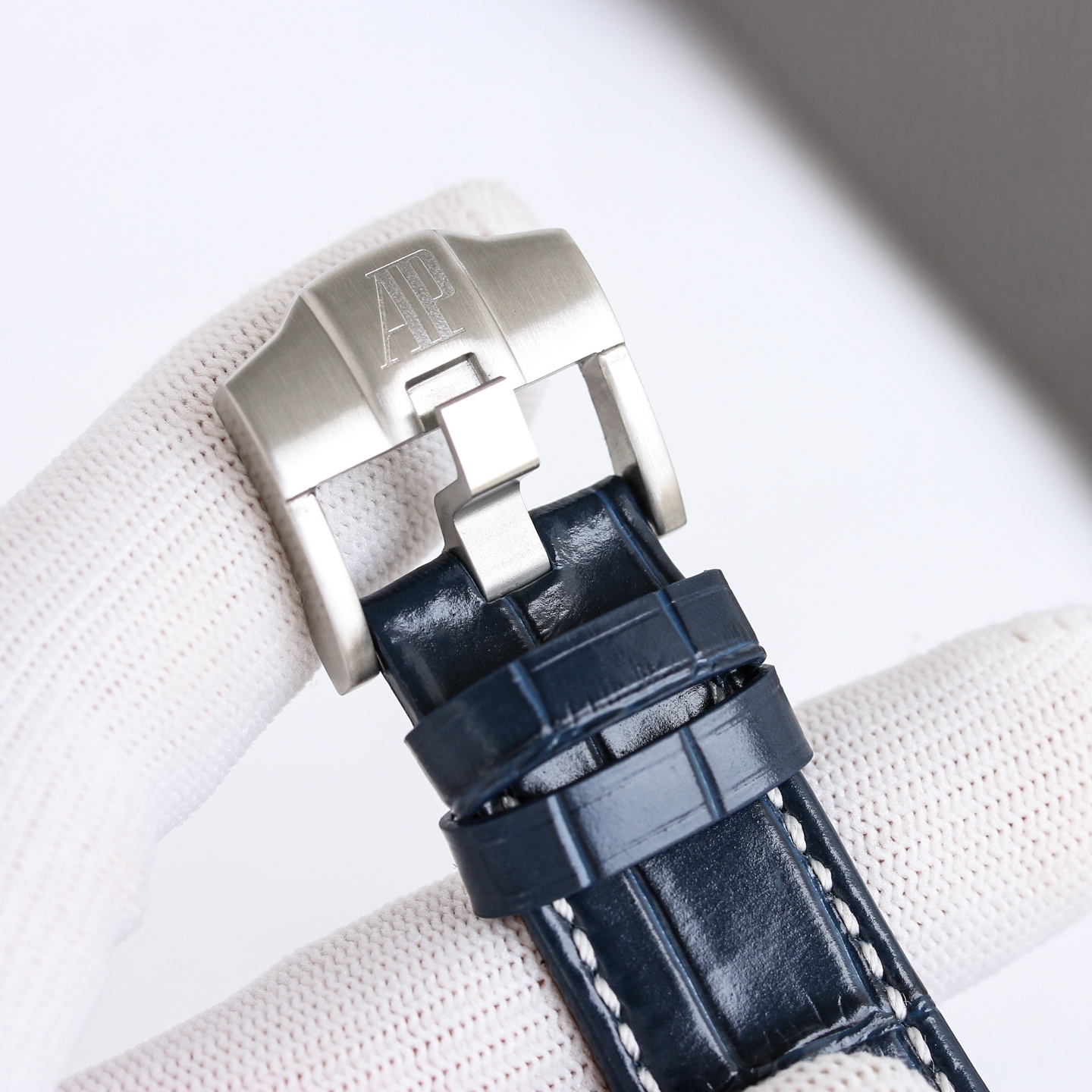 💋OMF  AP皇家橡树26238，12位小秒，尺寸是热门的42表径，彰显大气又不失精致，表盘采用Mega Tapisserie&rdquo; 超大型格纹装饰，满满的爱彼经典元素，搭配三面批花带夜光指针能在黑暗中发光，清晰易读，机芯搭配丹东计时3126自动上链机芯每小时振频28800，镜面采用蓝宝石双面高透防眩光玻璃，表壳采用CNC打磨拉沙技术，细节角度完美处理。圈口每颗六角螺丝都处于同一平面上，表带可以选择胶带或者钢带，此款防水也是做到日常洗手淋雨甚至游泳都不用担心 
爱彼爱彼皇家橡树离岸26238您值得拥有，欢迎品鉴