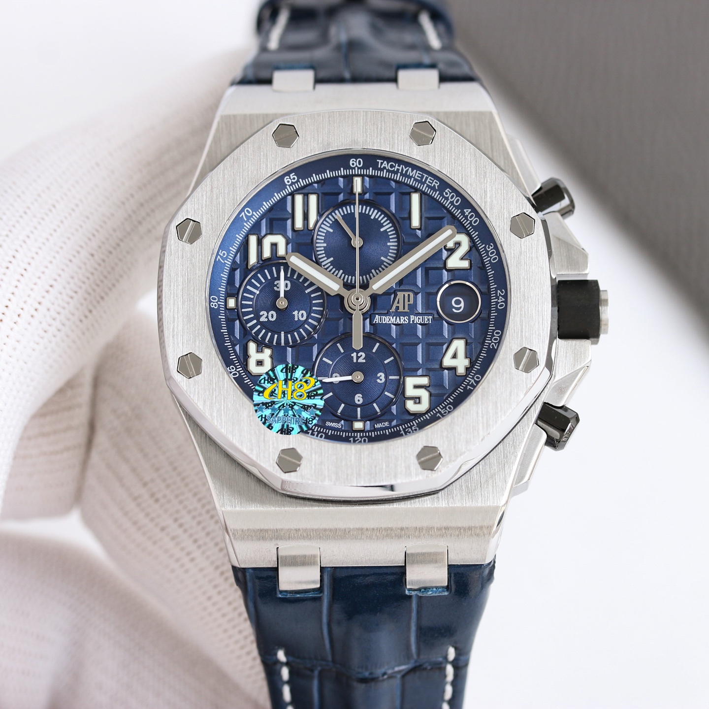 💋OMF  AP皇家橡树26238，12位小秒，尺寸是热门的42表径，彰显大气又不失精致，表盘采用Mega Tapisserie&rdquo; 超大型格纹装饰，满满的爱彼经典元素，搭配三面批花带夜光指针能在黑暗中发光，清晰易读，机芯搭配丹东计时3126自动上链机芯每小时振频28800，镜面采用蓝宝石双面高透防眩光玻璃，表壳采用CNC打磨拉沙技术，细节角度完美处理。圈口每颗六角螺丝都处于同一平面上，表带可以选择胶带或者钢带，此款防水也是做到日常洗手淋雨甚至游泳都不用担心 
爱彼爱彼皇家橡树离岸26238您值得拥有，欢迎品鉴