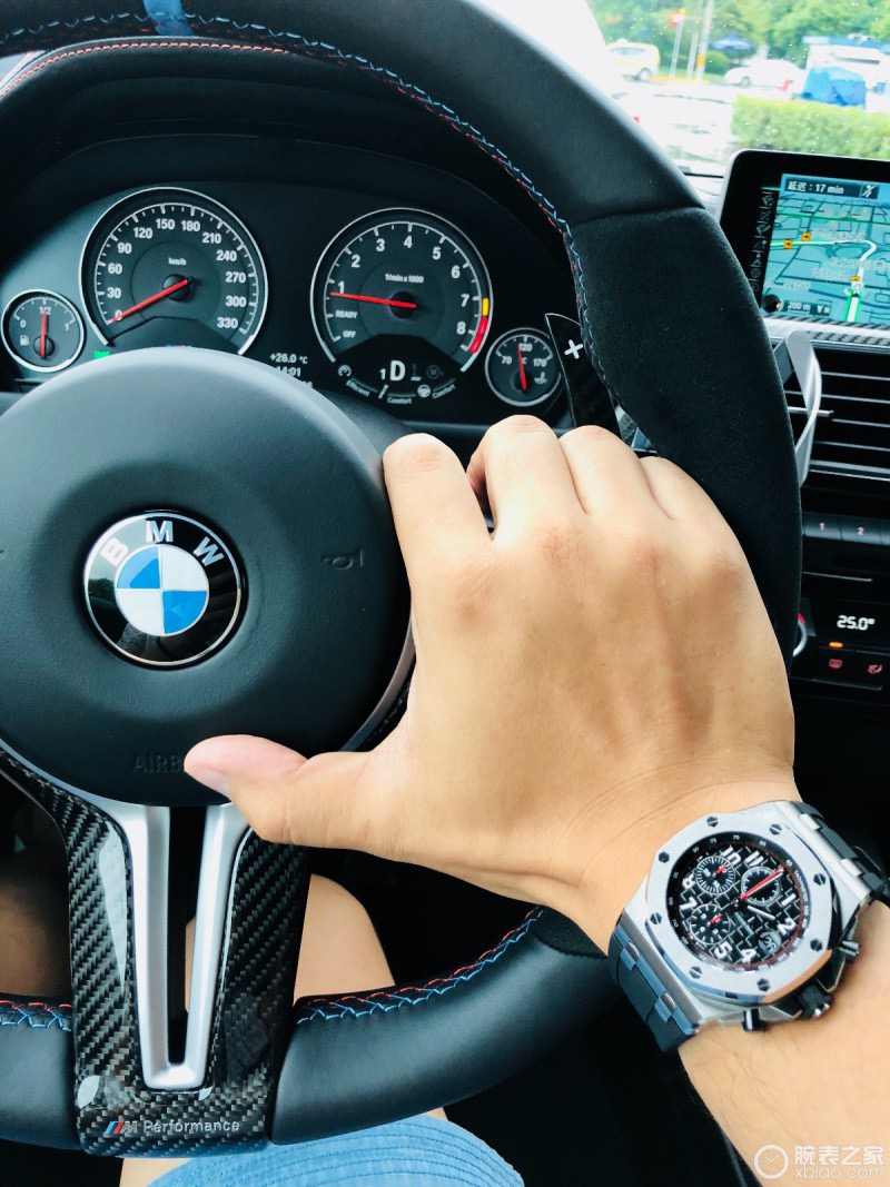 💋OMF  AP皇家橡树26238，12位小秒，尺寸是热门的42表径，彰显大气又不失精致，表盘采用Mega Tapisserie&rdquo; 超大型格纹装饰，满满的爱彼经典元素，搭配三面批花带夜光指针能在黑暗中发光，清晰易读，机芯搭配丹东计时3126自动上链机芯每小时振频28800，镜面采用蓝宝石双面高透防眩光玻璃，表壳采用CNC打磨拉沙技术，细节角度完美处理。圈口每颗六角螺丝都处于同一平面上，表带可以选择胶带或者钢带，此款防水也是做到日常洗手淋雨甚至游泳都不用担心 
爱彼爱彼皇家橡树离岸26238您值得拥有，欢迎品鉴