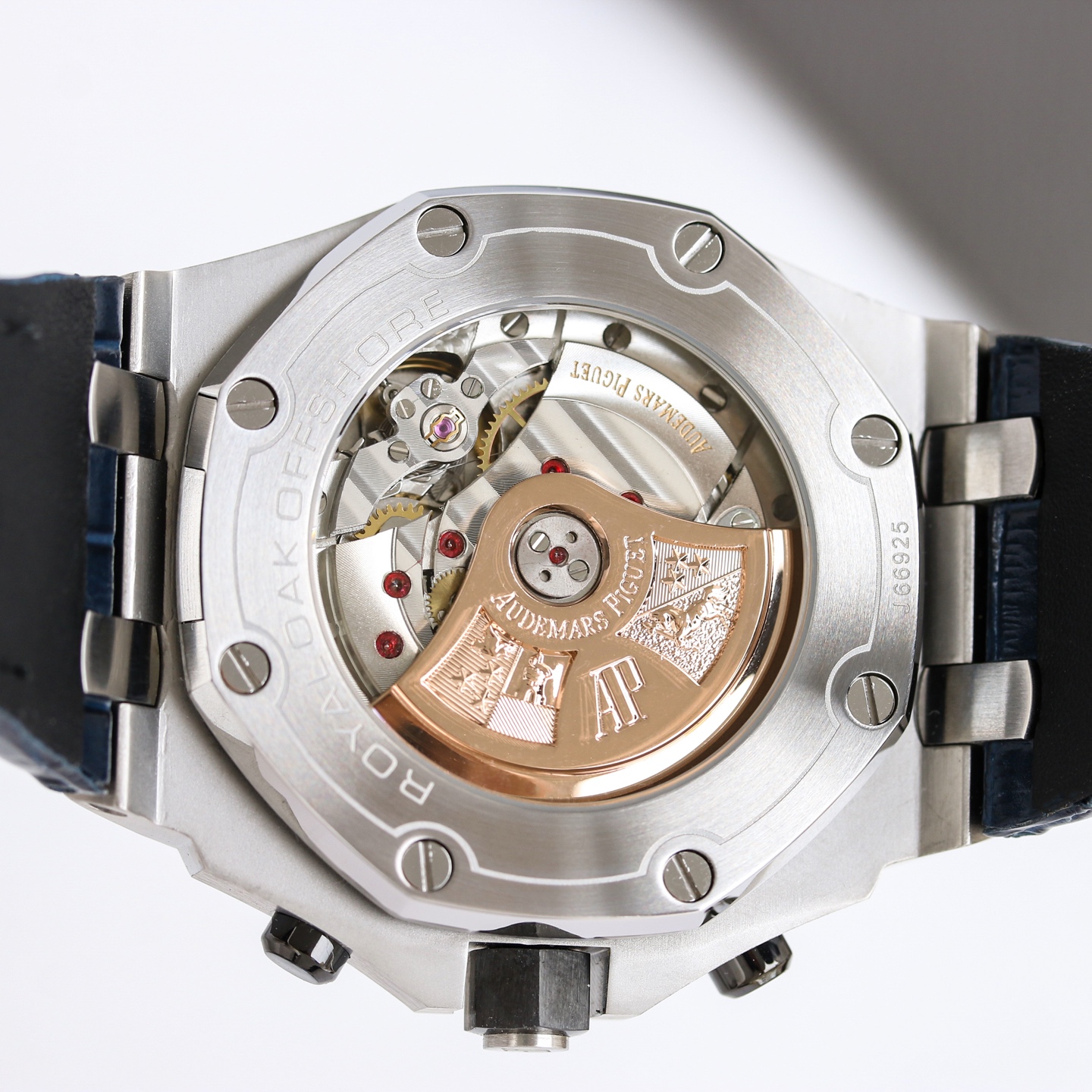 💋OMF  AP皇家橡树26238，12位小秒，尺寸是热门的42表径，彰显大气又不失精致，表盘采用Mega Tapisserie&rdquo; 超大型格纹装饰，满满的爱彼经典元素，搭配三面批花带夜光指针能在黑暗中发光，清晰易读，机芯搭配丹东计时3126自动上链机芯每小时振频28800，镜面采用蓝宝石双面高透防眩光玻璃，表壳采用CNC打磨拉沙技术，细节角度完美处理。圈口每颗六角螺丝都处于同一平面上，表带可以选择胶带或者钢带，此款防水也是做到日常洗手淋雨甚至游泳都不用担心 
爱彼爱彼皇家橡树离岸26238您值得拥有，欢迎品鉴