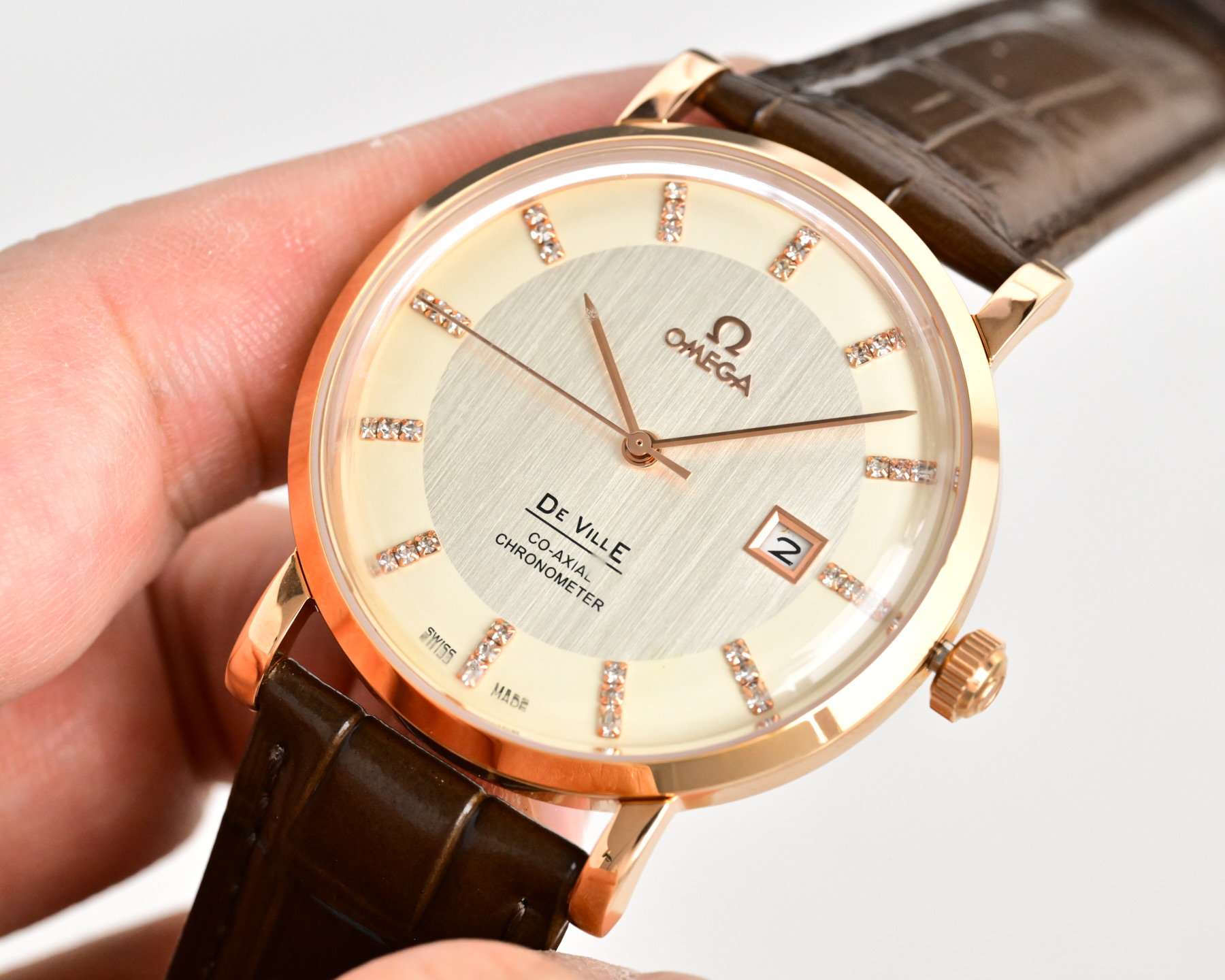 Omega De Ville Prestige Co-Axial Chronometer cassa in oro rosa, quadrante argentato, indici con diamanti, cinturino in pelle marrone 39,5 mm Automatico da uomo