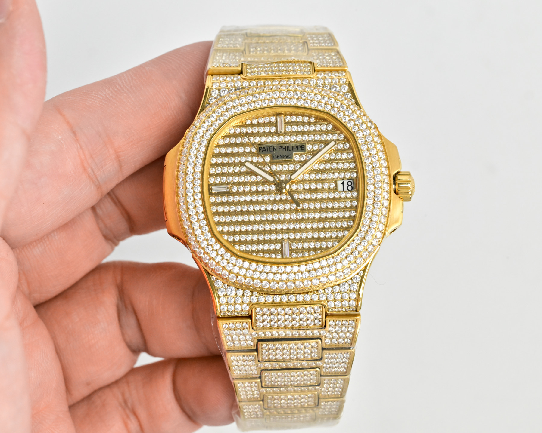 Patek Philippe Nautilus 5719 / 10G-010 yellow gold-tone case and bracelet, diamond-set bezel and dial 40mm Men's Automatic