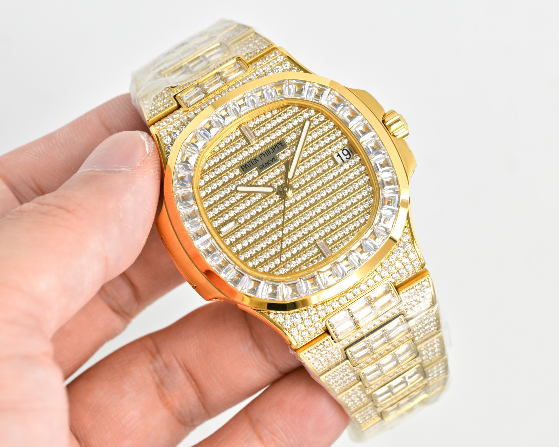Patek Philippe Nautilus 5719 / 10G-010 yellow gold-tone case and bracelet, diamond-set bezel and dial 40mm Men's Automatic