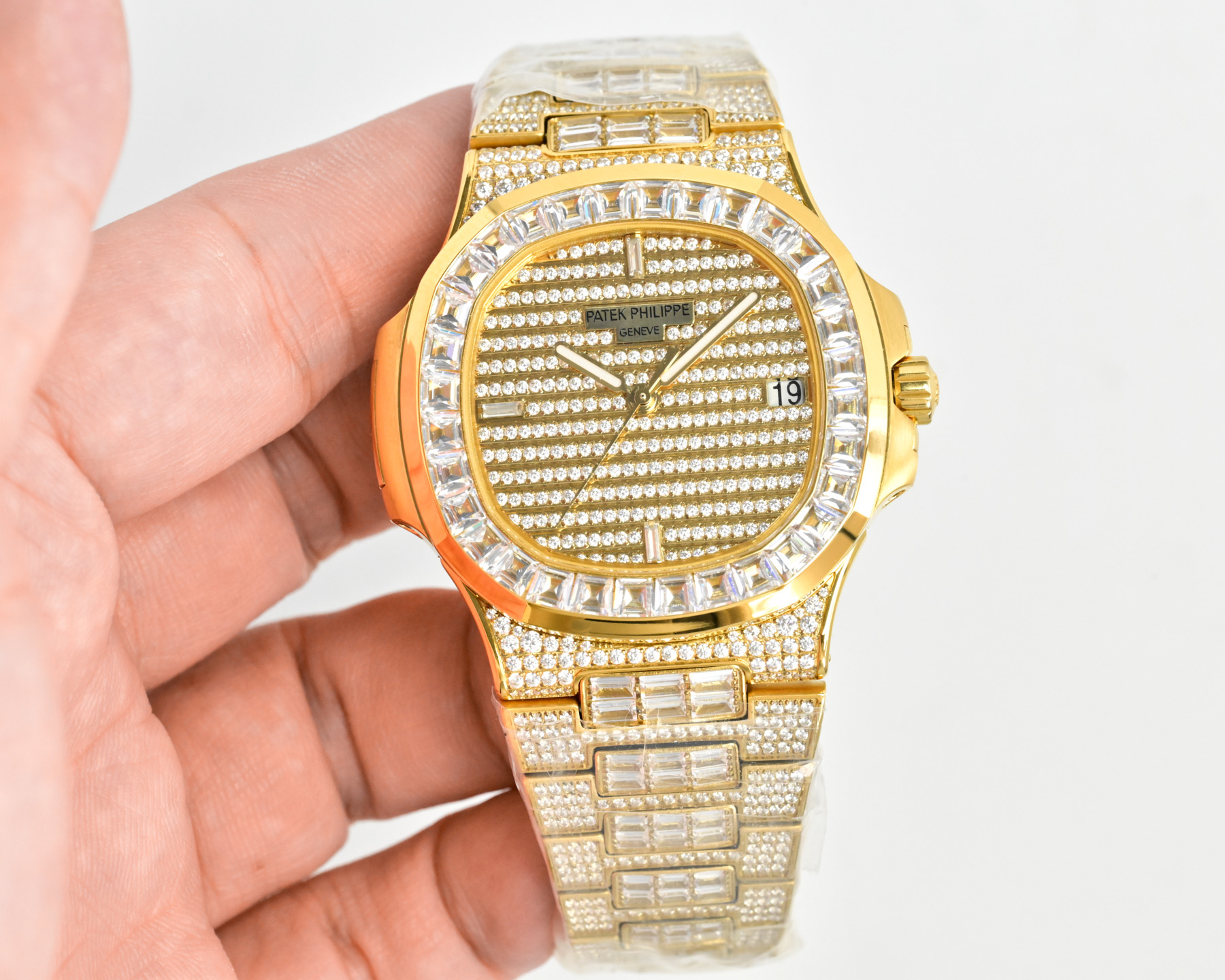 Patek Philippe Nautilus 5719 / 10G-010 yellow gold-tone case and bracelet, diamond-set bezel and dial 40mm Men's Automatic