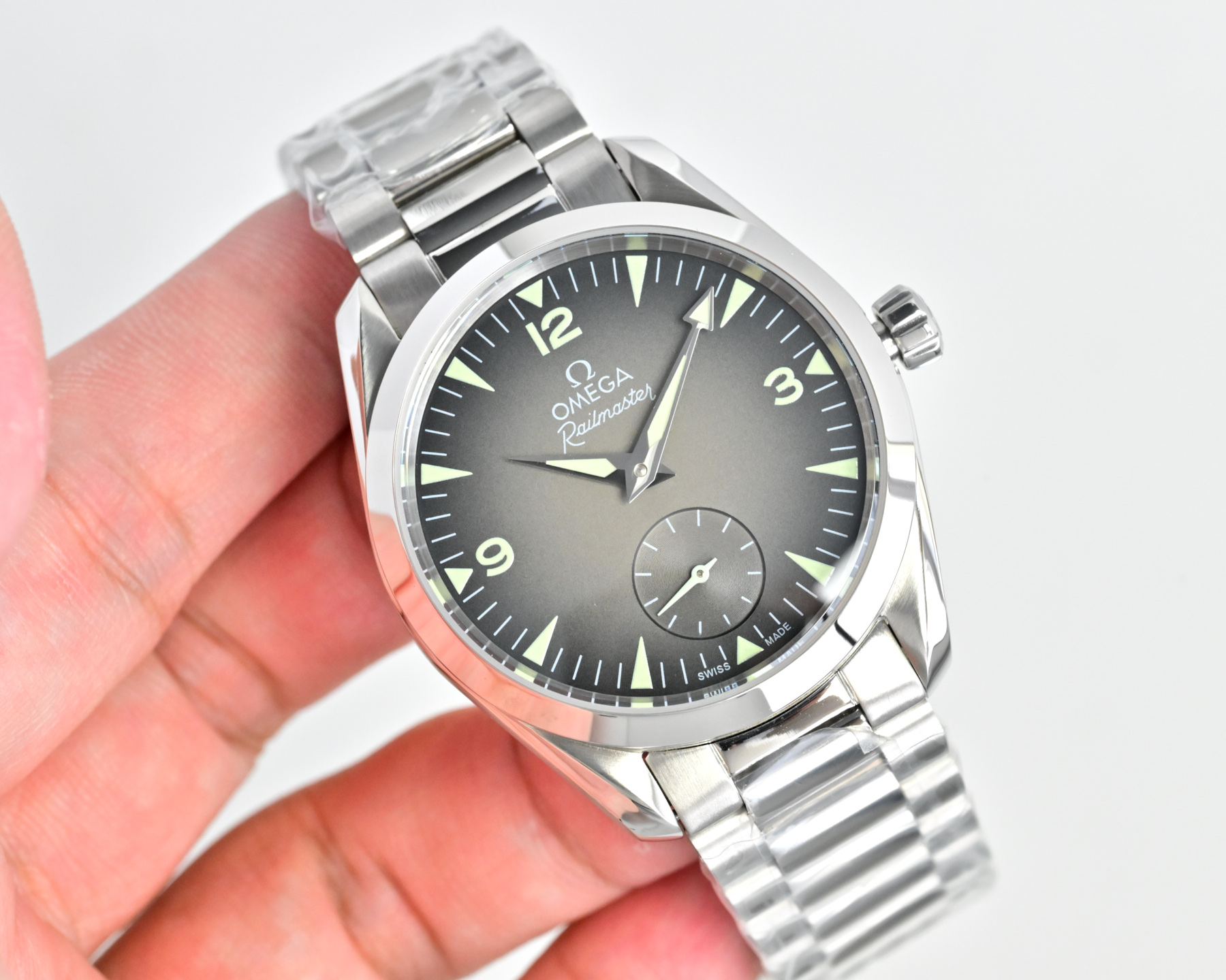 Omega Railmaster stainless steel case, silver bezel, black dial, steel bracelet 39mm Men's Automatic