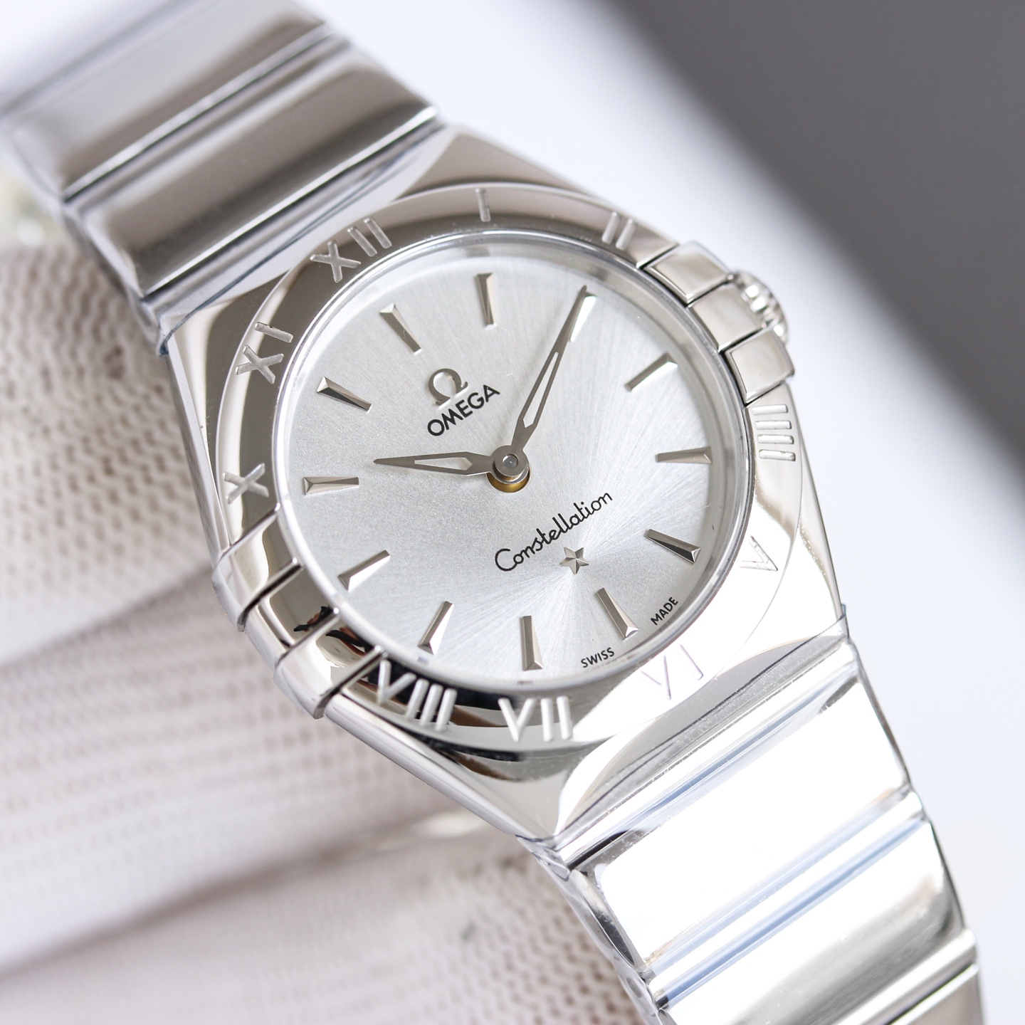 Omega Constellation stainless steel case and bracelet, silver bezel, silver dial 28mm Women's Quartz