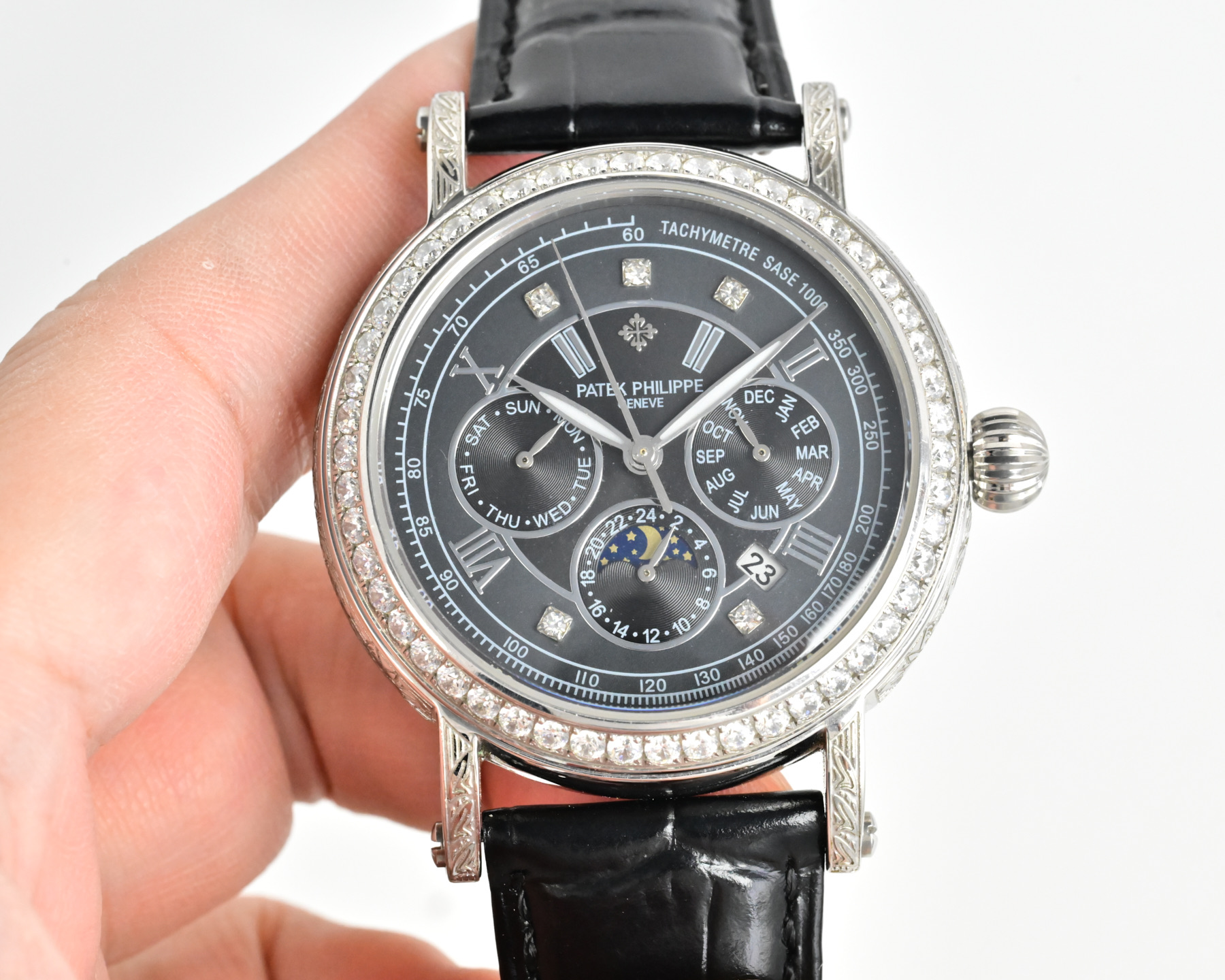 Patek Philippe Grandi Complicazioni Cronografo Calendario Perpetuo cassa in oro rosa, lunetta con diamanti, quadrante nero, cinturino in pelle nera 42 mm Automatico da uomo