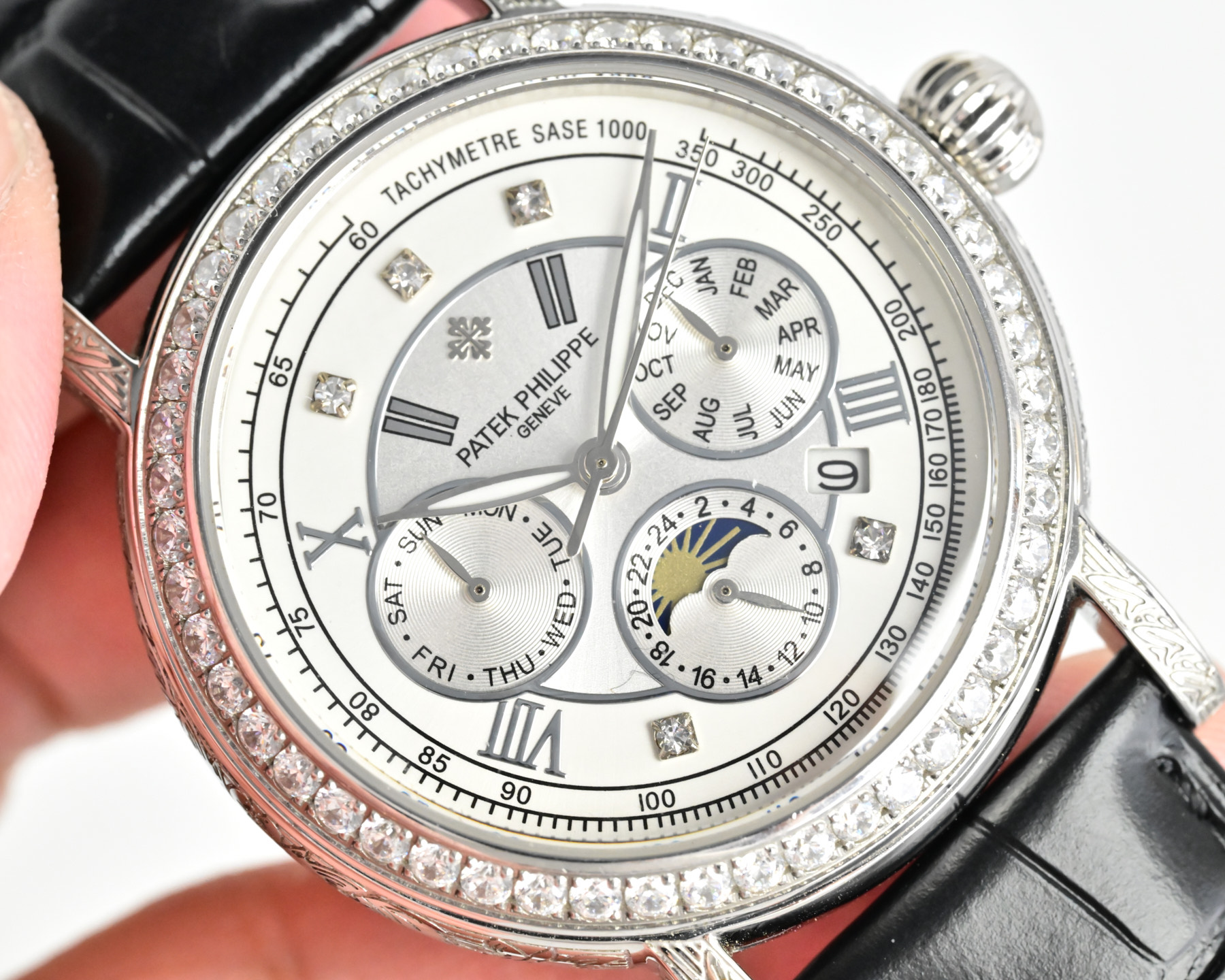 Patek Philippe Grandi Complicazioni Cronografo Calendario Perpetuo cassa in oro rosa, lunetta con diamanti, quadrante nero, cinturino in pelle nera 42 mm Automatico da uomo