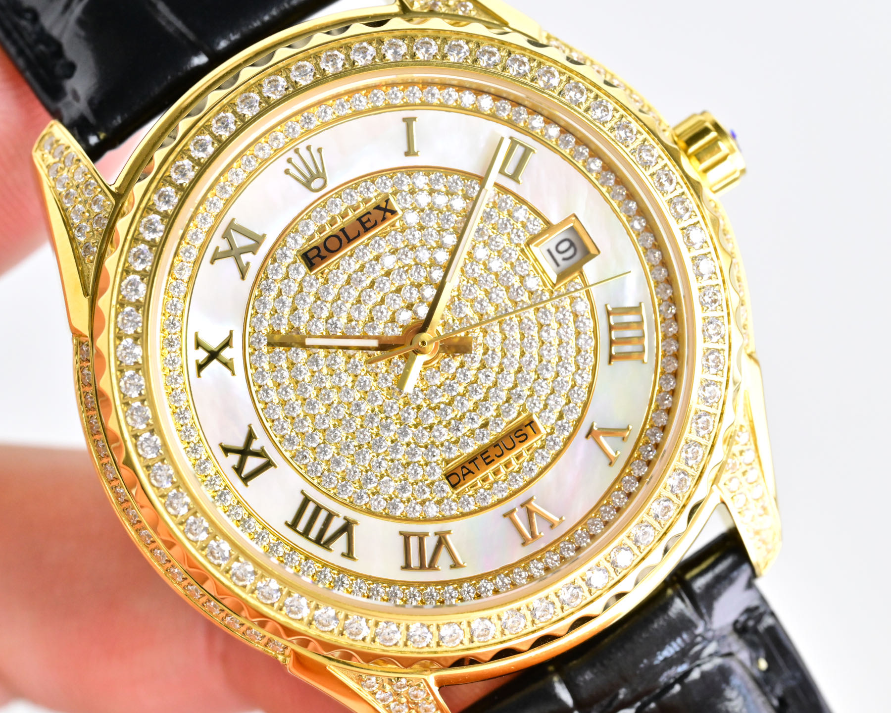 Rolex Datejust Pearlmaster cassa e lunetta in oro giallo con diamanti, quadrante argentato con diamanti, cinturino in pelle nera 40 mm Automatico da uomo