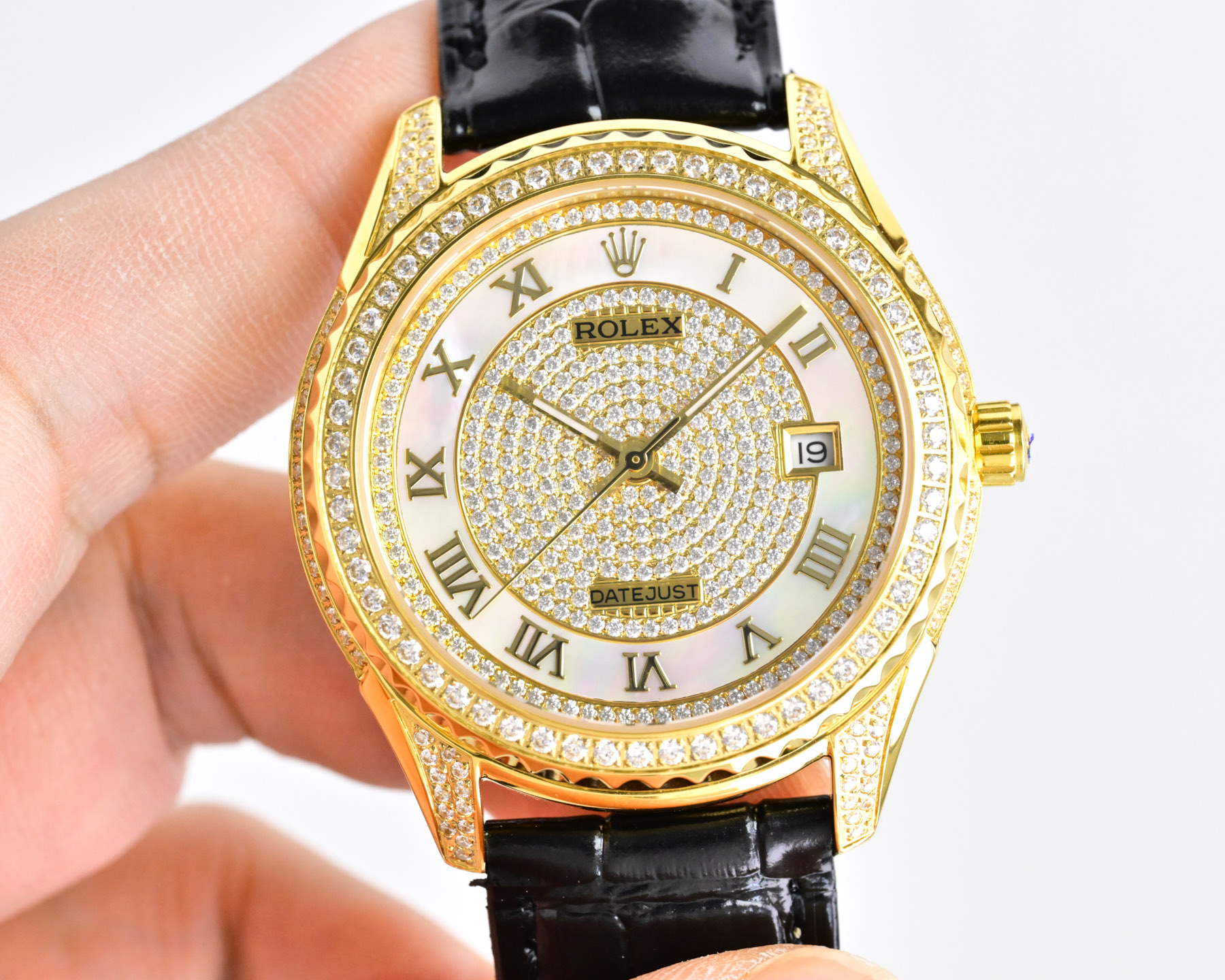 Rolex Datejust Pearlmaster cassa e lunetta in oro giallo con diamanti, quadrante argentato con diamanti, cinturino in pelle nera 40 mm Automatico da uomo