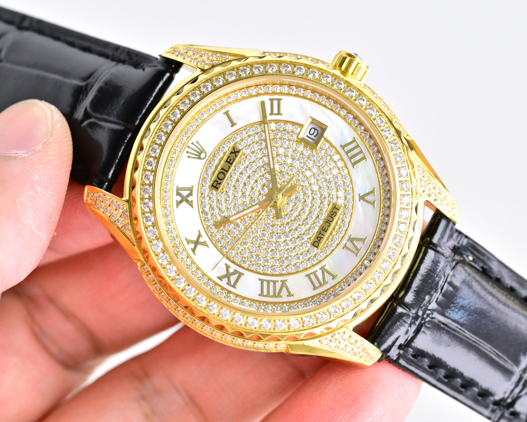 Rolex Datejust Pearlmaster cassa e lunetta in oro giallo con diamanti, quadrante argentato con diamanti, cinturino in pelle nera 40 mm Automatico da uomo