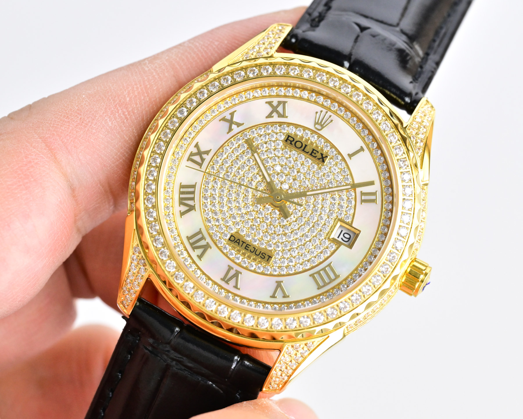 Rolex Datejust Pearlmaster cassa e lunetta in oro giallo con diamanti, quadrante argentato con diamanti, cinturino in pelle nera 40 mm Automatico da uomo