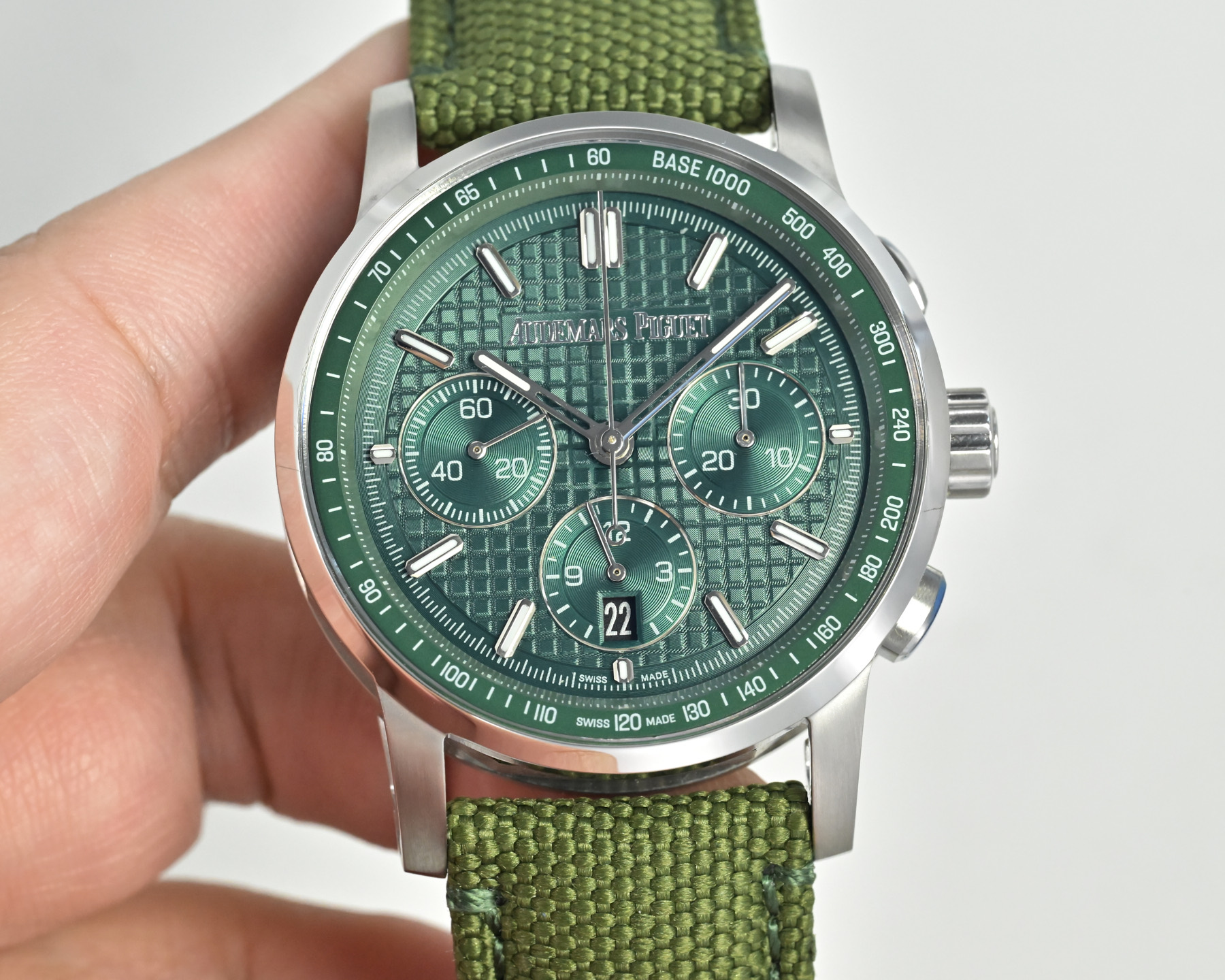 NO:822062,Produced by APF APF Factory AP Royal Oak 26048 Offshore 41RE4 Love Chronograph Mechanical Watch 1. The case is top-notch treated according to the original mold opening and multiple processes 2. The one-dimensional and neat disk 'biscuit texture' is exactly the same as the original 3: The original mold opening details of the 316 stainless steel case have been polished and frosted through multiple processes 4. The movement has accurate 9-digit small seconds  5. The watch mirror is made of imported anti-glare crystal sapphire glass. 6. The watch strap is matched with imported Italian calfskin and canvas belts. The buckle is a practical original pin buckle, size 41mm. Audemars Piguet is highly recommended for entry-level, finely crafted, luxurious and exquisite recommended men's multi-functional mechanical watches. For the best luxury recommendations as gifts, please look for the exclusive quality of APF, audemars, cowhide19860909APF 出品  APF Factory AP 皇家橡树 26048离岸型41RE4爱计时机械腕表 1.壳套按照原装开模多道工序顶级处理 2.一体字面立体工整的盘面“饼干纹理”和原装一模一样 3:316精钢表壳原装开模细节经过多道工序的打磨磨砂处理 4.机芯9字位小秒走时精准 5.表镜选用进口防眩水晶蓝宝石玻璃镜面 6.表带搭配进口意大利小牛皮以及帆布皮带,表扣实用原装针扣,尺寸41mm,爱彼入门级强烈推荐,精品打造 ,奢华精致推荐男士多功能机械腕表 送礼最佳奢华推荐请认准APF独家品质,,audemars,cowhide,Watch