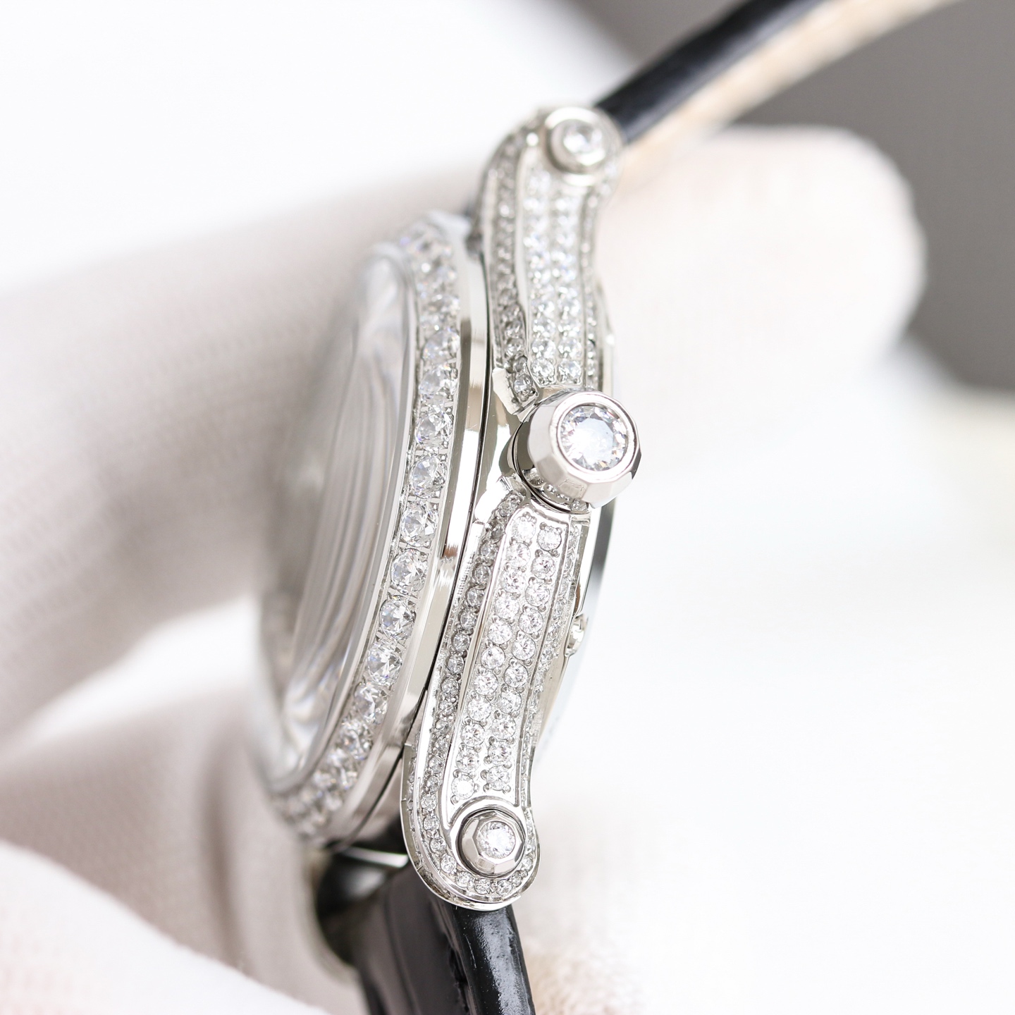 Chopard Happy Diamonds 274302-1001 white gold diamond-set case and bezel, silver dial, black leather strap 36mm Women's Quartz