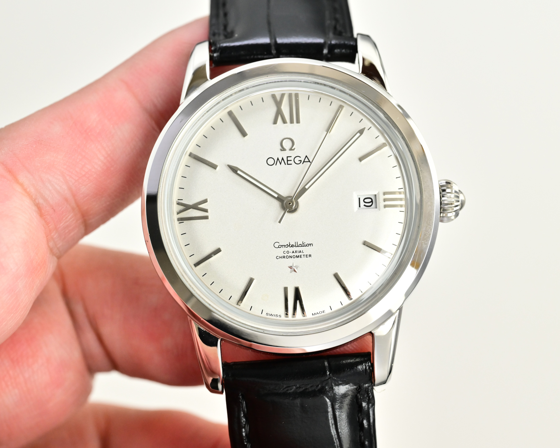 Omega Constellation Silver case, silver bezel, white dial, black leather strap 40mm Men's Automatic