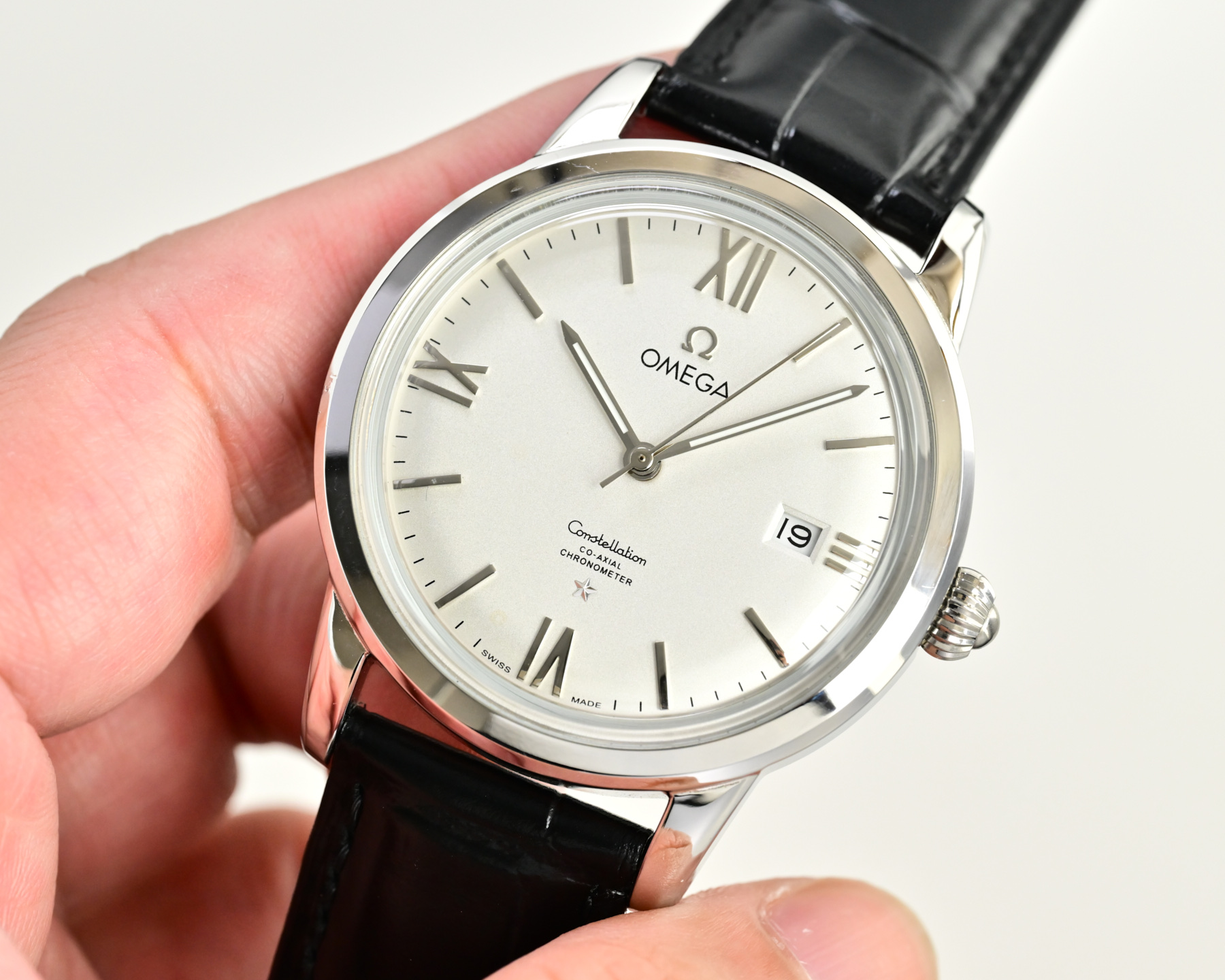 Omega Constellation Silver case, silver bezel, white dial, black leather strap 40mm Men's Automatic