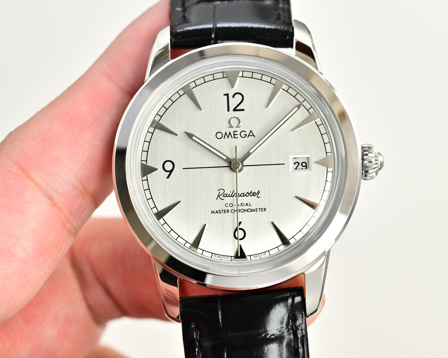 Omega Railmaster Co-Axial Master Chronometer stainless steel case, silver dial, black leather strap 40mm Men's Automatic