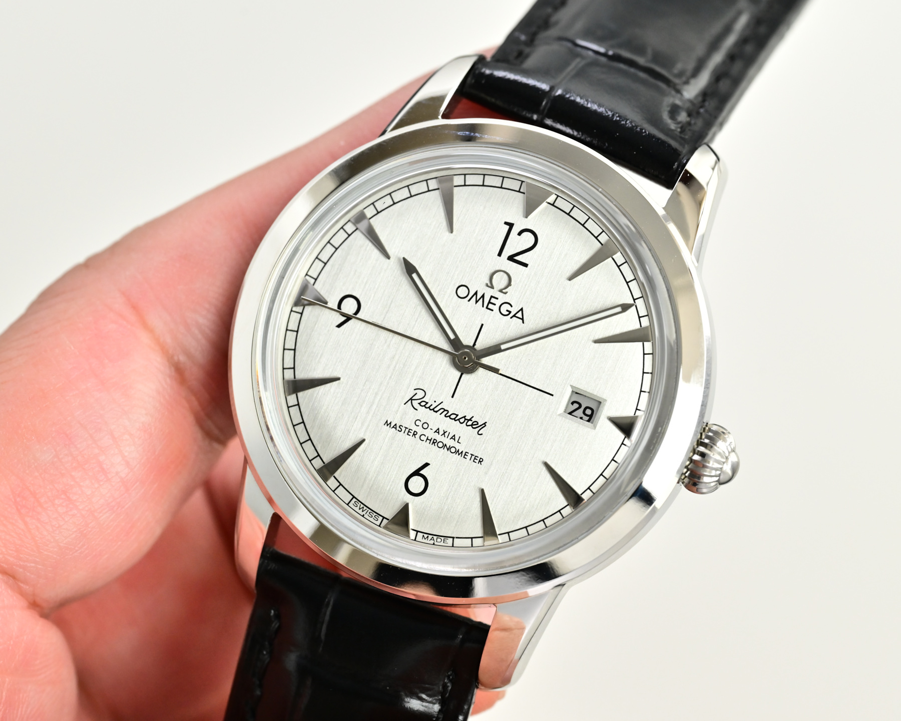 Omega Railmaster Co-Axial Master Chronometer stainless steel case, silver dial, black leather strap 40mm Men's Automatic