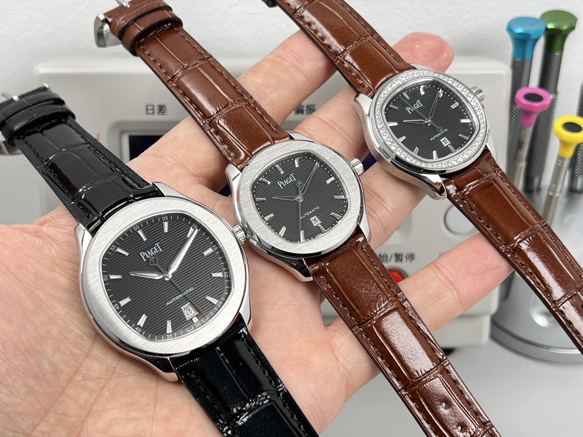 NO:728464,White shell, gold shell, steel band, 50 diamonds, new Piaget Polo Date 150th Anniversary Edition watch. TW Piaget ultra-thin PIAGET POLO series couple watch, known as the little Nautilus!  (Piaget Steel King) is an elegant sports watch that can be used for business or sports and leisure. Welcome to compare details: 1. Equipped with a customized version of 9015 modified 1110P automatic winding movement, with a 50-hour power reserve. 2316L I-shaped belt with horizontal brushed pattern beads echoes the shape of the case 'a circle in a square, a square in a circle'. The original double snap buckle is printed with the Piaget logo, and the steel belt headband is printed with BBWL 4 for men and PMBB for women.  5. Pay close attention to the details. 3. Watch size: 429.3mm for men and 369.1mm for women. The size and thickness are consistent with the genuine product. 4. Double-sided anti-glare sapphire crystal glass. Simple three-hand needle with 6 o'clock calendar. It is elegant and suitable for any occasion. The high-end watch full of sunshine and charm is paired with a polished and matte polished stainless steel bracelet, which perfectly matches the pillow-shaped dial of the round case with beautiful outline.  TW Piaget polo series, look for the back cover number 8. 1175293, please look for the exclusive details and welcome,,piaget19860909白壳 金壳 钢带 钻50 新的伯爵Polo Date 150周年纪念版腕表.TW伯爵超薄PIAGET POLO系列情侣对表,人称小鹦鹉螺！(伯爵钢王)一款优雅的运动腕表,可商务亦可运动休闲. 欢迎对比细节:1搭载定制版9015改1110P自动上链机芯,拥有50个小时的动力储存. 2316L工字带搭配横向拉丝纹中珠呼应表壳“方中带圆,圆中带方”的造型,原装双按扣印有伯爵logo字样,钢带头粒两侧印有男款BBWL 4,女款PMBB 5认准细节 3腕表尺寸:男款429.3mm.女款369.1mm.尺寸厚度均与正品一致. 4表镜双面防眩目蓝宝石水晶玻璃. 简约大三针带6点位日历,上手优雅大气,适合于任何场合佩戴,充满阳光魅力的高级腕表搭配经抛光及雾面打磨的精钢表链,与轮廓优美的圆形表壳枕型表盘完美契合. TW伯爵polo系列,认准后盖编号8. 1175293请认准独家细节欢迎,,piaget,Watch