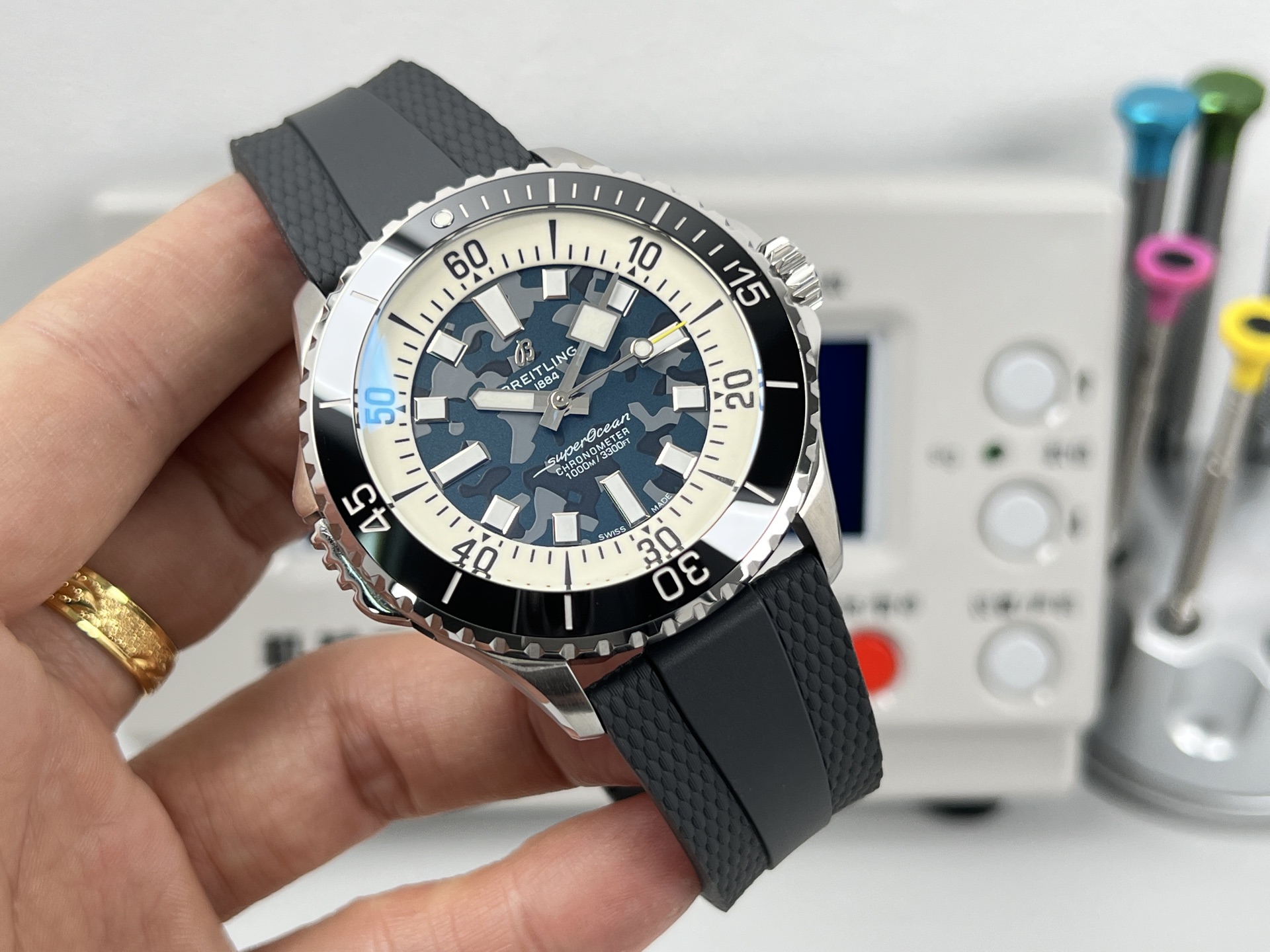 NO:820578,New product Superocean 46mm market debuts a two-way rotating bezel with locking switch, breaking through the original technical barriers. The Superocean watch follows the famous design language of 'Slow Motion', while adding modern features such as a ceramic inlaid bezel and a brightly colored dial. The thick hands and hour markers coated with Super-LumiNova are very easy to read underwater.  The bezels of most sizes are one-way rotating, while the 46mm bezel is two-way rotating and has a patented locking device.19860909新品 超级海洋46m mm市场首发双向旋转圈口带锁止开关,突破原装技术壁垒 超级海洋腕表（Superocean）沿用了“Slow Motion”著名的设计语言,同时增加了陶瓷镶嵌表圈和色彩鲜艳的表盘等现代特色.涂有Super-LumiNova夜光涂层的粗大指针和时标非常便于在水下读数 大多数尺寸的表圈均为单向旋转型,而46mm表圈为双向旋转型,且带有专利锁定装置,,Watch