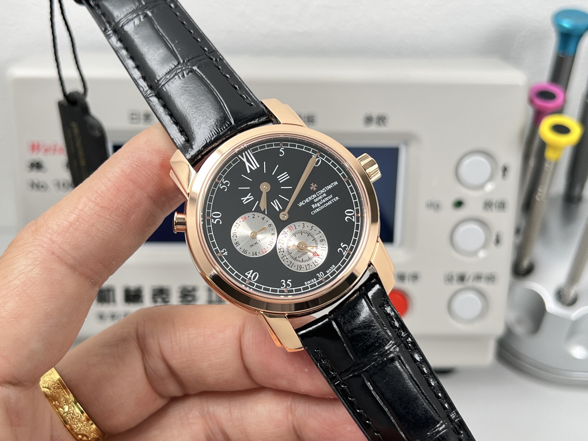NO:924301,Produced by TW, white-gold TW Factory Vacheron Constantin Malta Series 42005 Dual Time Watch PV3 is elegant, noble and extraordinary [Case] Watch size 40mmX11mm  , the 316L stainless steel case has been carefully polished, with a charming luster, low-key luxury, and a genuine aristocratic style. K11 masters carefully restored the authentic and unique multi-layered lug design. After many polishing and modifications, the lines connecting with the case are smooth and rounded, making it a perfect fit for the wrist and giving an excellent wearing feeling. [Back cover] Solid  The flip-up general back cover not only adds to the viewing and fun of the watch, but also protects the movement well. [Movement] It adopts Japanese movement modified VC.1206 movement. All functions are synchronized and authentic, including hours, minutes, dual time and calendar functions. The best luxury gift recommendation, please look for TW exclusive quality, vacheron19860909TW 出品 白-金 TW Factory 江诗丹顿马耳他系列42005两地时腕表PV3大气高雅,尊贵非凡【表壳】腕表尺寸40mmX11mm ,316L精钢表壳经过悉心打磨,光泽迷人,低调奢华,呈现正品贵族风范.K11师傅细致还原正品独特的复层式表耳设计,经过多次打磨修饰,与表壳衔接的线条流畅且圆润立体,使之完美贴合手腕佩戴感极佳【后盖】坚固的翻转式将官后盖,不仅可以增添腕表的观赏和趣味性,还能很好地保护机芯【机芯】采用日本机芯改VC.1206机芯所有功能同步正品,包含时,分,两地时和日历功能送礼最佳奢华推荐请认准TW独家品质,,vacheron,Watch