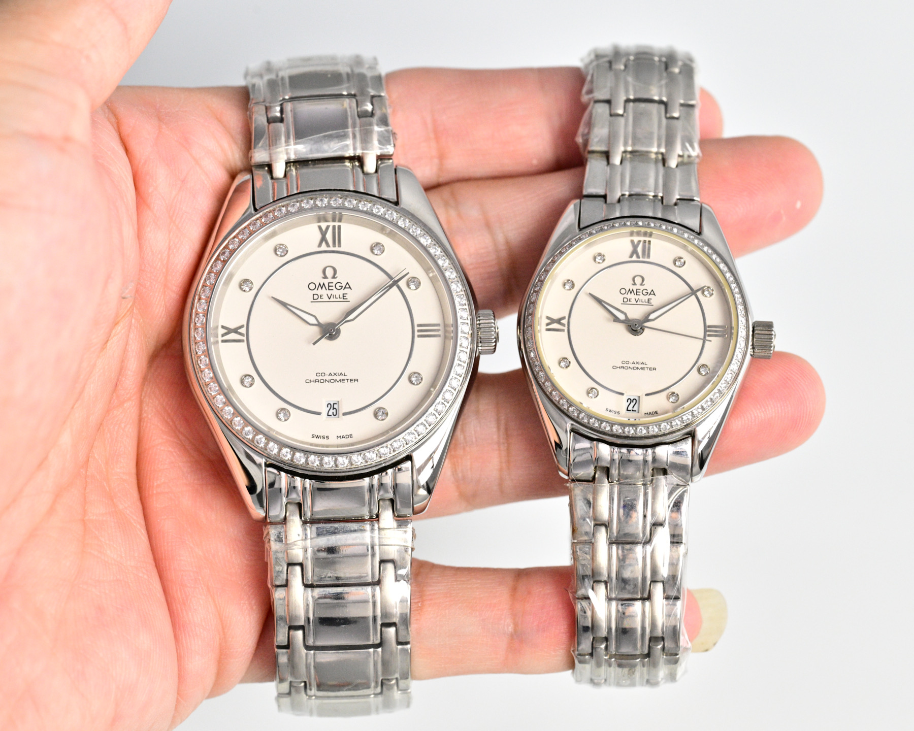 NO:711387,Produced by TW, white shell, rose gold, TW Factory's latest version of OMEGA OMEGA couple watch!  Equipped with fully automatic mechanical movement, imported movement (zero fault), size: 39mm/10mm for men, 31mm/10mm for women. The [sun] mirror is made of double sapphire glass, and the belt is made of first-layer calfskin. It can be matched with 316L stainless steel strap. Stainless steel strap (long-lasting and non-fading). Elegant and fashionable surface design with super luminous display [moon]. Welcome to buy, luxury and exquisite recommended mechanical watch for men and women.  For the best luxury gift recommendations, please look for TW’s exclusive quality, omega, cowhide19860909TW 出品 白壳 玫金 TW Factory 最新版本 欧米茄 OMEGA 情侣对表！搭载全自动机械机芯进口机芯（零故障）尺寸男 39mm/10mm、女 31mm/10mm [太阳]镜面采用双卜蓝宝石玻璃,皮带采用头层小牛皮材质 可搭配316L精钢 表带精钢表带（持久不褪色）优雅时尚的表面设计附带超强的夜光显示[月亮] 欢迎选购 ,奢华精致推荐男 女 情侣机械腕表 送礼最佳奢华推荐请认准TW独家品质,,omega,cowhide,Watch