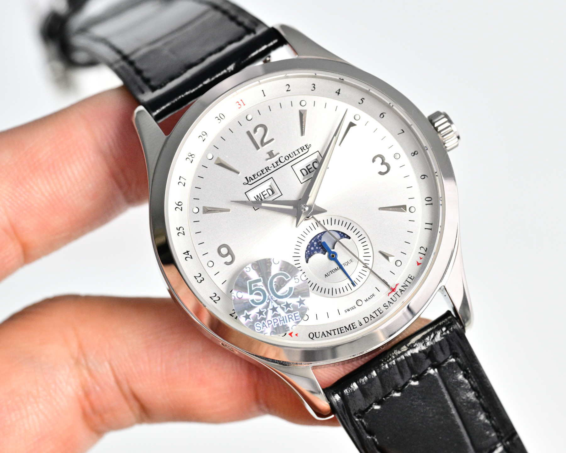 NO:711385,Produced by 5C White case 1900 Gold case 1950 5C Factory Jaeger-LeCoultre JL is sincerely responsible for the shocking launch of a representative work of fine aesthetics - Jaeger-lecoultre Master Series - 18420 The highest version on the market with 6 o'clock real small seconds [Wonderful details] The watch size is 39mmX12mm, thin and quality  1. The pot-lid-shaped dial has a slight arc when viewed from the side. Multiple modifications ensure that the charm is comparable to the original version, restoring the authentic watchmaking characteristics and showing its timeless charm in a slightly different way. 2. The two windows at 12 o'clock on the watch display the day of the week and the month respectively. The sub-dial at 6 o'clock has a small second hand that can read the moon phase display, and the calendar hand is displayed at the edge to restore all functions. 3  There is no gap in the middle of the buckle. When viewed from the side, the arc does not break. The curvature of the buckle is consistent with the original version and is more comfortable to the user. It adopts the Jaeger-LeCoultre 866/1 movement customized by the 5C factory. It has stable running time and excellent quality. To ensure the perfect presentation of the charm, behind it is the ultimate complexity. [Simple and ultimate] 5C ingenuity, luxury and exquisiteness. Recommended men's multi-functional mechanical watch. For the best luxury gift, please look for the exclusive quality of 5C, jaeger-lecoultre198609095C 出品 白壳 1900 金壳 1950 5C Factory 积家 JL 心诚所致,震撼推出精细美学代表之作——Jaeger-lecoultre 积家 大师系列——18420 市场最高版本6点位真小秒【精彩细节】腕表尺寸39mmX12mm 薄而有质 1锅盖形表盘从侧面看是有微微弧度的多次修改确保神韵与原版相媲美,还原正品制表特质,以稍作不同的方式展现其隽永魅力  2腕表十二点位置两个窗口分别显示星期和月份,腕表在6点钟位置的副表盘为小秒针可读取月相显示,边缘位置则显示日历针,还原所有功能. 3 表扣中间无缝隙从侧面看弧线是不会断开口的表扣的扣版弯度与原版一致更贴手 采用5C厂定制机改积家866/1机芯 走时稳定 品质优良 为确保神韵反复修改完美呈现 简约的背后是极致的复杂【简约而极致】5C匠心之作,奢华精致推荐男士多功能机械腕表 送礼最佳奢华推荐请认准5C独家品质,,jaeger-lecoultre,Watch