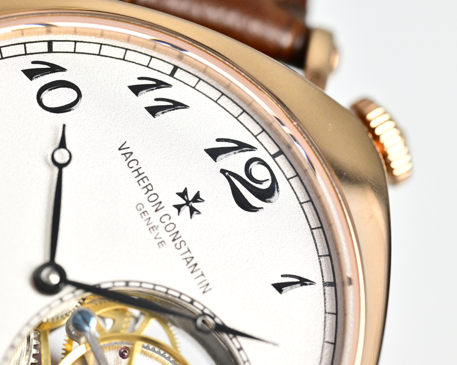 
ZX出品2️⃣0️⃣2️⃣6️⃣最新推出:江诗丹顿百年经典名作American 1921陀飞轮机械腕表，俗称&ldquo;歪脖子&rdquo;，传说中的&ldquo;Driver watch&rdquo;司机表。江诗丹顿在一个世纪前为了打造出符合汽车驾驶需求的手表，想到可以把面盘顺时针转45度，让人开车时不需刻意移动手腕，而是直接瞥一眼左手就能看懂时间，演进至今成为American 1921的一大特色。轨道式刻度、宝玑数字时标与指针等都是早期手表的招牌元素，这些特色即使置身于现代还是不显过时，反而散发经典传统的魅力。整表尺寸40*12mm，搭载着摆幅28800的手动上链陀飞轮机芯，储蓄能量达到48小时，同时机芯零件作工与板件设计都经过江诗丹顿的缜密规划，在透明底盖下一目了然，证明能获得日内瓦印记认证的工艺水准。这款历史名作复刻腕表有正有歪有方有圆，整体散发相当强烈的外观辨识度，而手表采用特殊设计所蕴含的创作概念，更是这款表吸引人的关键原因。