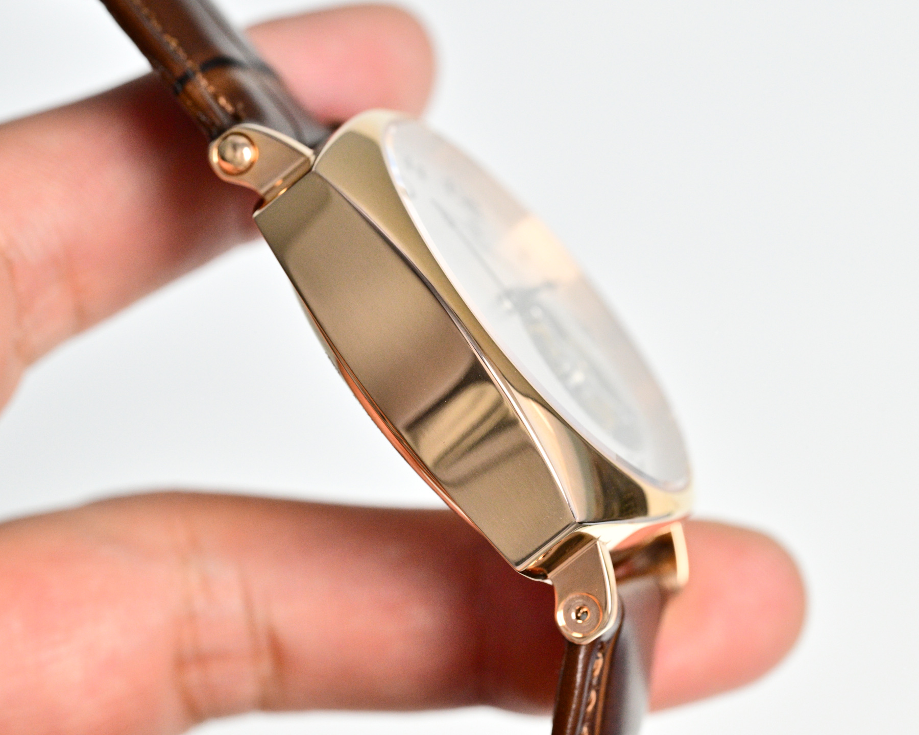 
ZX出品2️⃣0️⃣2️⃣6️⃣最新推出:江诗丹顿百年经典名作American 1921陀飞轮机械腕表，俗称&ldquo;歪脖子&rdquo;，传说中的&ldquo;Driver watch&rdquo;司机表。江诗丹顿在一个世纪前为了打造出符合汽车驾驶需求的手表，想到可以把面盘顺时针转45度，让人开车时不需刻意移动手腕，而是直接瞥一眼左手就能看懂时间，演进至今成为American 1921的一大特色。轨道式刻度、宝玑数字时标与指针等都是早期手表的招牌元素，这些特色即使置身于现代还是不显过时，反而散发经典传统的魅力。整表尺寸40*12mm，搭载着摆幅28800的手动上链陀飞轮机芯，储蓄能量达到48小时，同时机芯零件作工与板件设计都经过江诗丹顿的缜密规划，在透明底盖下一目了然，证明能获得日内瓦印记认证的工艺水准。这款历史名作复刻腕表有正有歪有方有圆，整体散发相当强烈的外观辨识度，而手表采用特殊设计所蕴含的创作概念，更是这款表吸引人的关键原因。