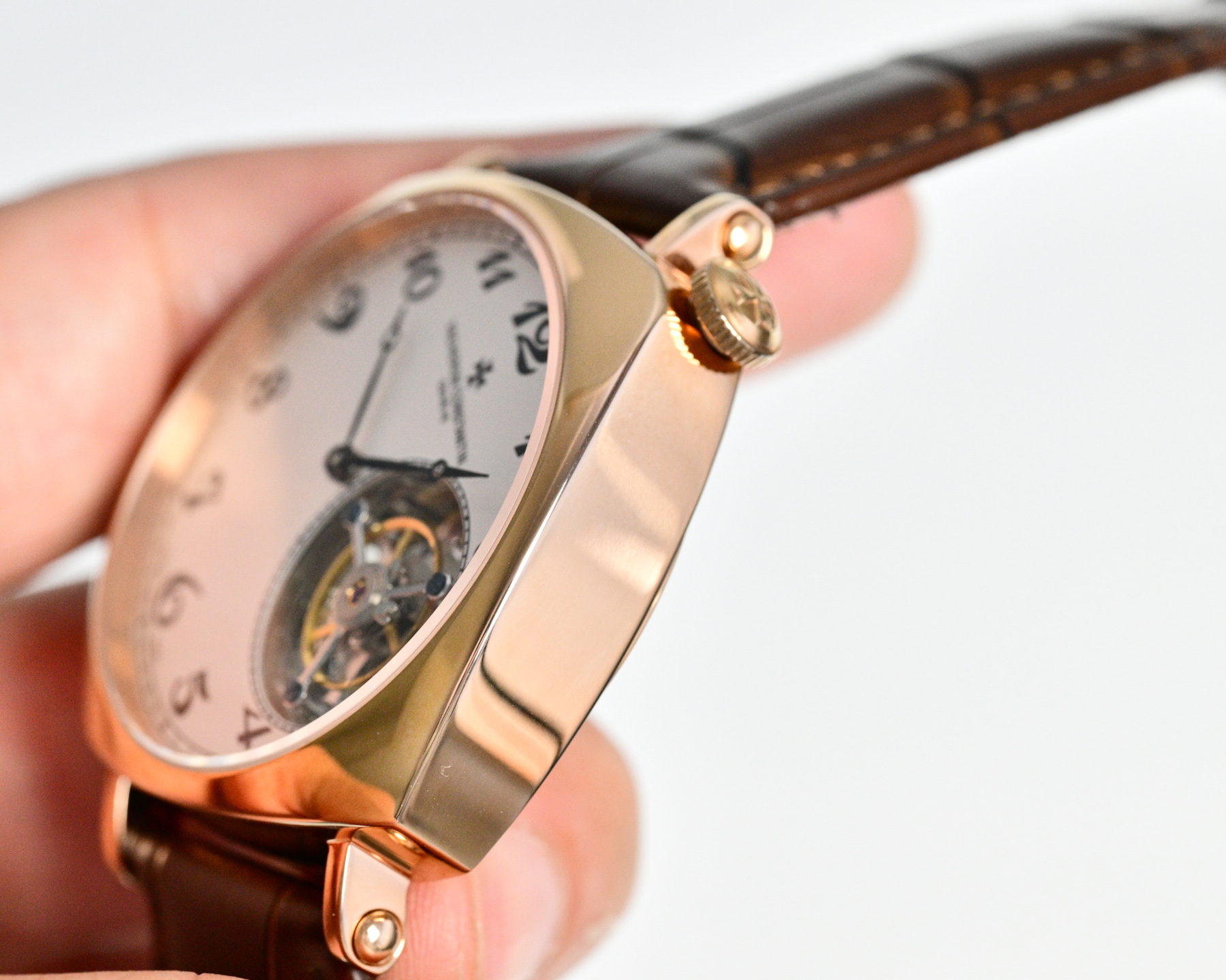 
ZX出品2️⃣0️⃣2️⃣6️⃣最新推出:江诗丹顿百年经典名作American 1921陀飞轮机械腕表，俗称&ldquo;歪脖子&rdquo;，传说中的&ldquo;Driver watch&rdquo;司机表。江诗丹顿在一个世纪前为了打造出符合汽车驾驶需求的手表，想到可以把面盘顺时针转45度，让人开车时不需刻意移动手腕，而是直接瞥一眼左手就能看懂时间，演进至今成为American 1921的一大特色。轨道式刻度、宝玑数字时标与指针等都是早期手表的招牌元素，这些特色即使置身于现代还是不显过时，反而散发经典传统的魅力。整表尺寸40*12mm，搭载着摆幅28800的手动上链陀飞轮机芯，储蓄能量达到48小时，同时机芯零件作工与板件设计都经过江诗丹顿的缜密规划，在透明底盖下一目了然，证明能获得日内瓦印记认证的工艺水准。这款历史名作复刻腕表有正有歪有方有圆，整体散发相当强烈的外观辨识度，而手表采用特殊设计所蕴含的创作概念，更是这款表吸引人的关键原因。