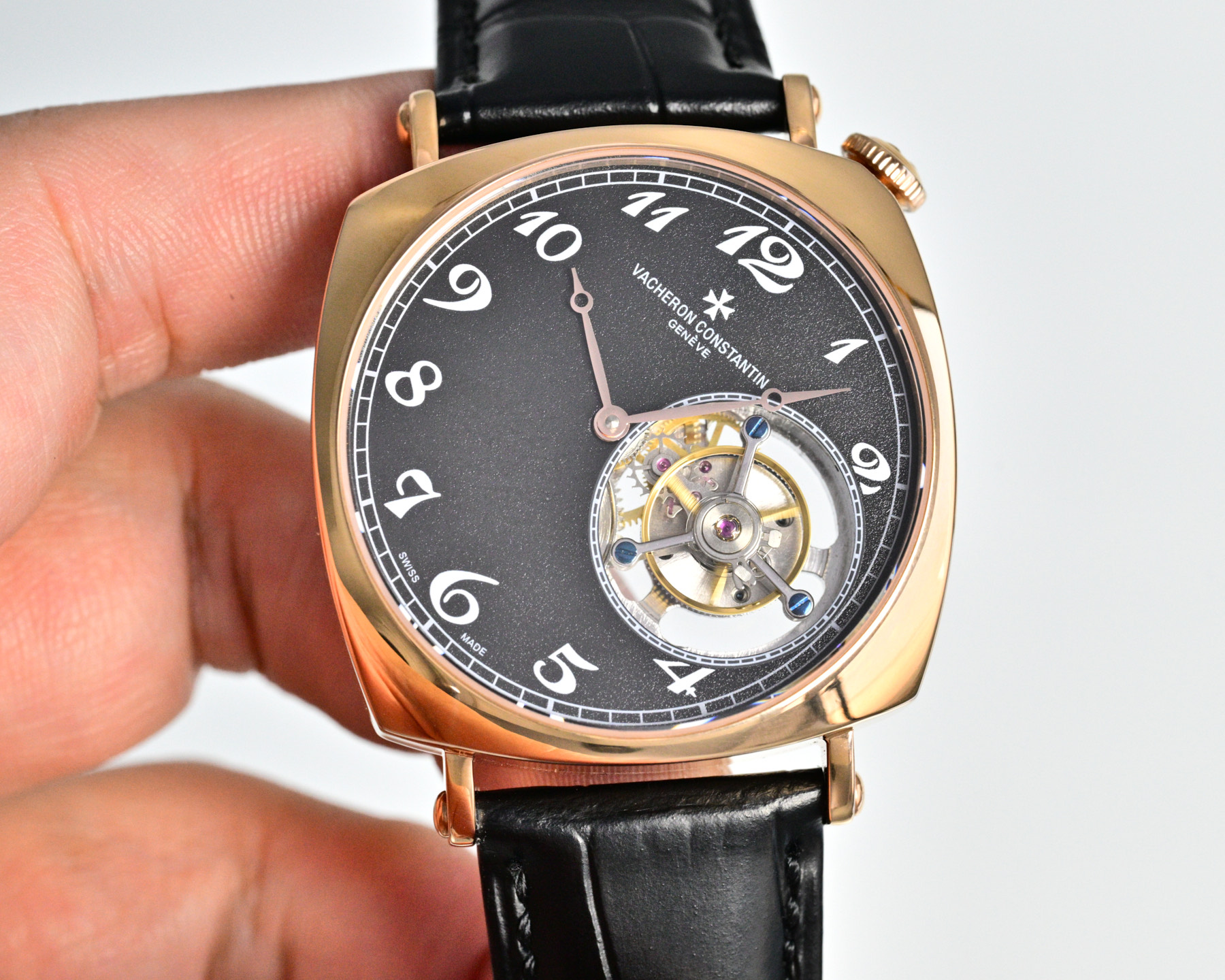 
ZX出品2️⃣0️⃣2️⃣6️⃣最新推出:江诗丹顿百年经典名作American 1921陀飞轮机械腕表，俗称&ldquo;歪脖子&rdquo;，传说中的&ldquo;Driver watch&rdquo;司机表。江诗丹顿在一个世纪前为了打造出符合汽车驾驶需求的手表，想到可以把面盘顺时针转45度，让人开车时不需刻意移动手腕，而是直接瞥一眼左手就能看懂时间，演进至今成为American 1921的一大特色。轨道式刻度、宝玑数字时标与指针等都是早期手表的招牌元素，这些特色即使置身于现代还是不显过时，反而散发经典传统的魅力。整表尺寸40*12mm，搭载着摆幅28800的手动上链陀飞轮机芯，储蓄能量达到48小时，同时机芯零件作工与板件设计都经过江诗丹顿的缜密规划，在透明底盖下一目了然，证明能获得日内瓦印记认证的工艺水准。这款历史名作复刻腕表有正有歪有方有圆，整体散发相当强烈的外观辨识度，而手表采用特殊设计所蕴含的创作概念，更是这款表吸引人的关键原因。