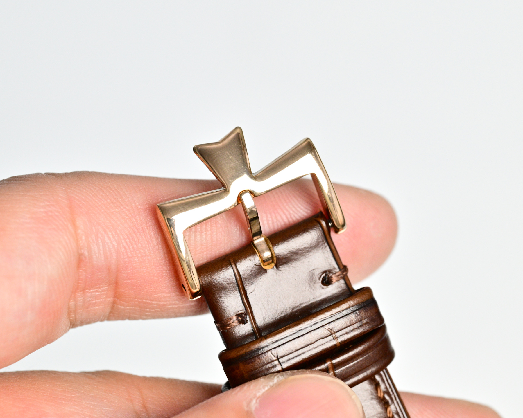 
ZX出品2️⃣0️⃣2️⃣6️⃣最新推出:江诗丹顿百年经典名作American 1921陀飞轮机械腕表，俗称&ldquo;歪脖子&rdquo;，传说中的&ldquo;Driver watch&rdquo;司机表。江诗丹顿在一个世纪前为了打造出符合汽车驾驶需求的手表，想到可以把面盘顺时针转45度，让人开车时不需刻意移动手腕，而是直接瞥一眼左手就能看懂时间，演进至今成为American 1921的一大特色。轨道式刻度、宝玑数字时标与指针等都是早期手表的招牌元素，这些特色即使置身于现代还是不显过时，反而散发经典传统的魅力。整表尺寸40*12mm，搭载着摆幅28800的手动上链陀飞轮机芯，储蓄能量达到48小时，同时机芯零件作工与板件设计都经过江诗丹顿的缜密规划，在透明底盖下一目了然，证明能获得日内瓦印记认证的工艺水准。这款历史名作复刻腕表有正有歪有方有圆，整体散发相当强烈的外观辨识度，而手表采用特殊设计所蕴含的创作概念，更是这款表吸引人的关键原因。