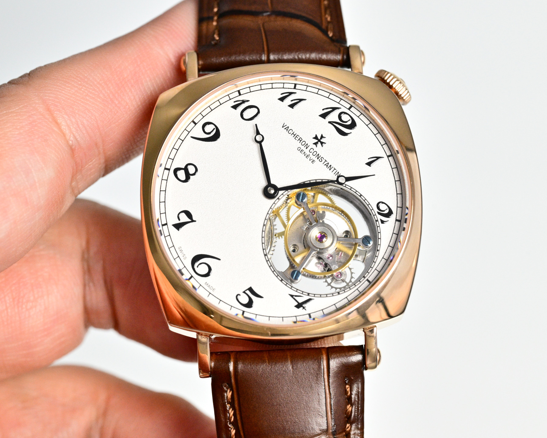 
ZX出品2️⃣0️⃣2️⃣6️⃣最新推出:江诗丹顿百年经典名作American 1921陀飞轮机械腕表，俗称&ldquo;歪脖子&rdquo;，传说中的&ldquo;Driver watch&rdquo;司机表。江诗丹顿在一个世纪前为了打造出符合汽车驾驶需求的手表，想到可以把面盘顺时针转45度，让人开车时不需刻意移动手腕，而是直接瞥一眼左手就能看懂时间，演进至今成为American 1921的一大特色。轨道式刻度、宝玑数字时标与指针等都是早期手表的招牌元素，这些特色即使置身于现代还是不显过时，反而散发经典传统的魅力。整表尺寸40*12mm，搭载着摆幅28800的手动上链陀飞轮机芯，储蓄能量达到48小时，同时机芯零件作工与板件设计都经过江诗丹顿的缜密规划，在透明底盖下一目了然，证明能获得日内瓦印记认证的工艺水准。这款历史名作复刻腕表有正有歪有方有圆，整体散发相当强烈的外观辨识度，而手表采用特殊设计所蕴含的创作概念，更是这款表吸引人的关键原因。