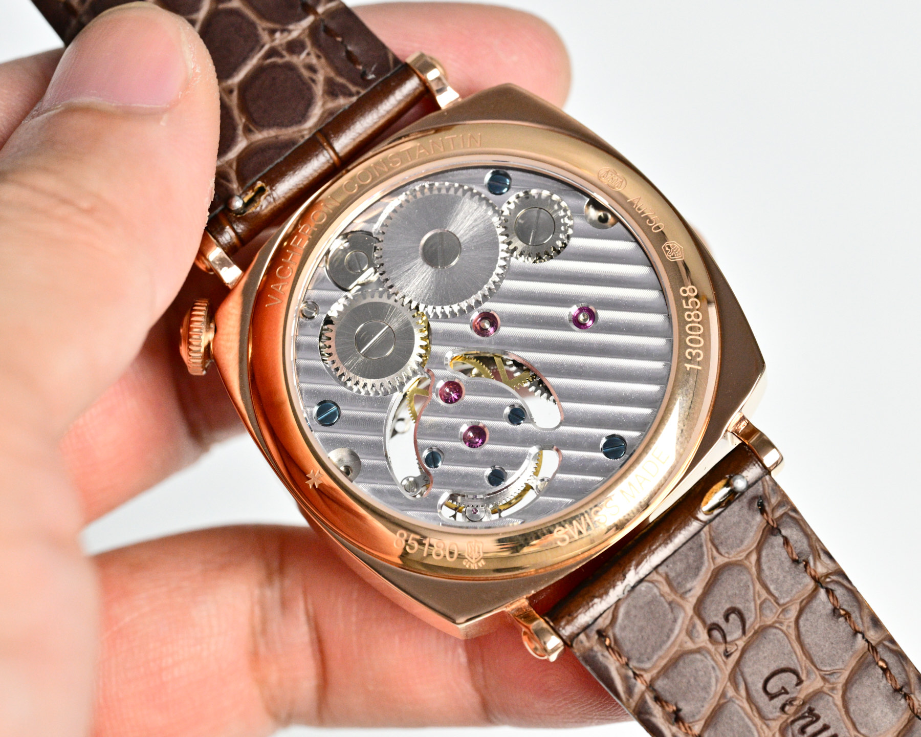 
ZX出品2️⃣0️⃣2️⃣6️⃣最新推出:江诗丹顿百年经典名作American 1921陀飞轮机械腕表，俗称&ldquo;歪脖子&rdquo;，传说中的&ldquo;Driver watch&rdquo;司机表。江诗丹顿在一个世纪前为了打造出符合汽车驾驶需求的手表，想到可以把面盘顺时针转45度，让人开车时不需刻意移动手腕，而是直接瞥一眼左手就能看懂时间，演进至今成为American 1921的一大特色。轨道式刻度、宝玑数字时标与指针等都是早期手表的招牌元素，这些特色即使置身于现代还是不显过时，反而散发经典传统的魅力。整表尺寸40*12mm，搭载着摆幅28800的手动上链陀飞轮机芯，储蓄能量达到48小时，同时机芯零件作工与板件设计都经过江诗丹顿的缜密规划，在透明底盖下一目了然，证明能获得日内瓦印记认证的工艺水准。这款历史名作复刻腕表有正有歪有方有圆，整体散发相当强烈的外观辨识度，而手表采用特殊设计所蕴含的创作概念，更是这款表吸引人的关键原因。