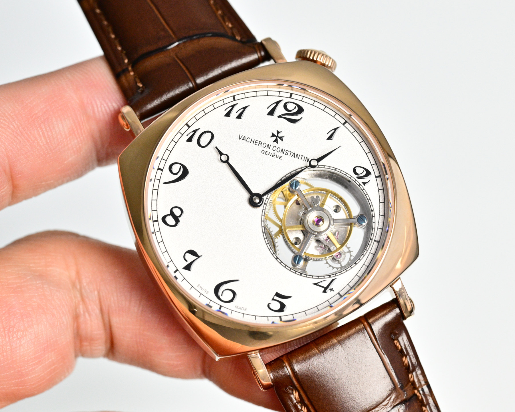 
ZX出品2️⃣0️⃣2️⃣6️⃣最新推出:江诗丹顿百年经典名作American 1921陀飞轮机械腕表，俗称&ldquo;歪脖子&rdquo;，传说中的&ldquo;Driver watch&rdquo;司机表。江诗丹顿在一个世纪前为了打造出符合汽车驾驶需求的手表，想到可以把面盘顺时针转45度，让人开车时不需刻意移动手腕，而是直接瞥一眼左手就能看懂时间，演进至今成为American 1921的一大特色。轨道式刻度、宝玑数字时标与指针等都是早期手表的招牌元素，这些特色即使置身于现代还是不显过时，反而散发经典传统的魅力。整表尺寸40*12mm，搭载着摆幅28800的手动上链陀飞轮机芯，储蓄能量达到48小时，同时机芯零件作工与板件设计都经过江诗丹顿的缜密规划，在透明底盖下一目了然，证明能获得日内瓦印记认证的工艺水准。这款历史名作复刻腕表有正有歪有方有圆，整体散发相当强烈的外观辨识度，而手表采用特殊设计所蕴含的创作概念，更是这款表吸引人的关键原因。