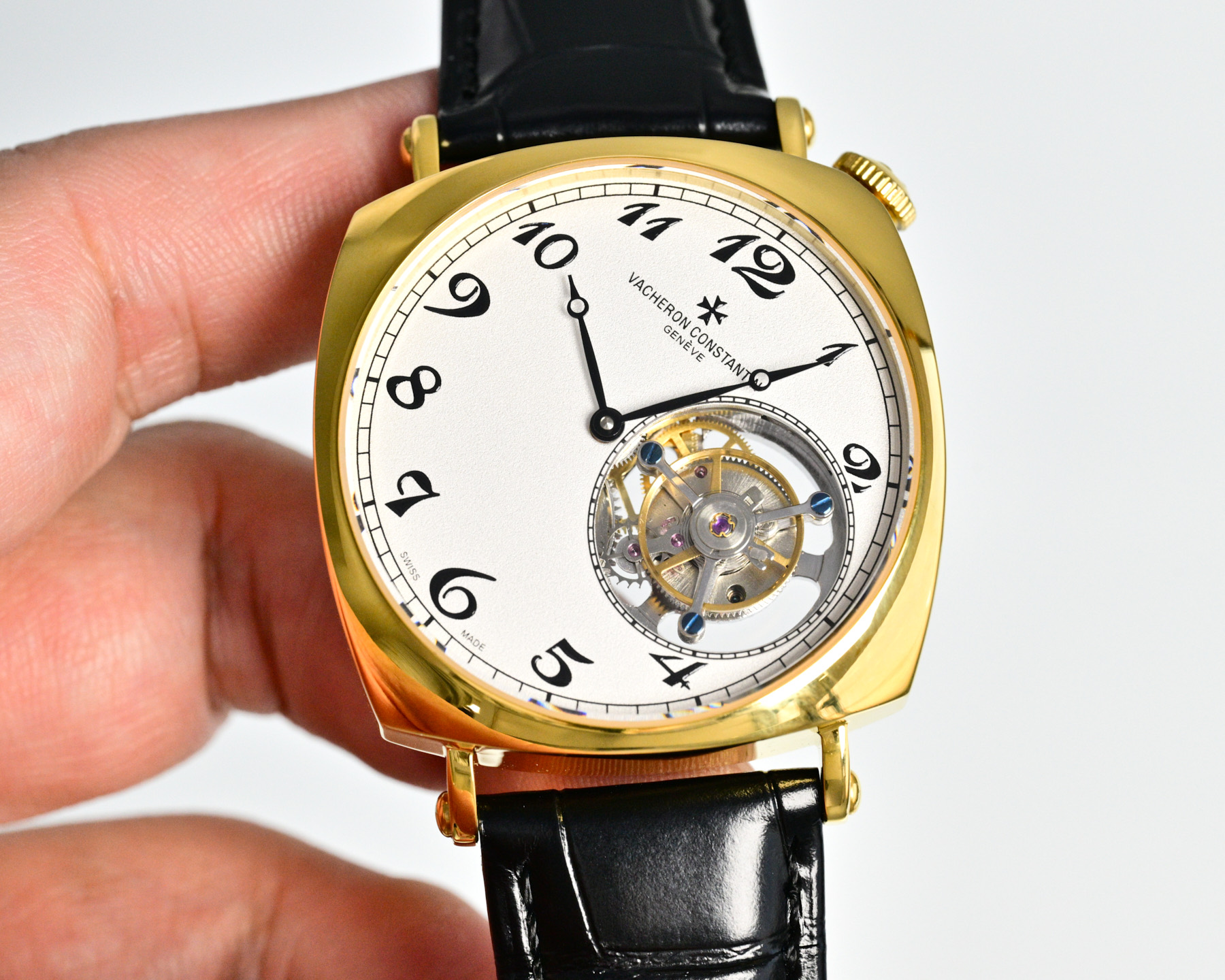 NO:714885,Produced by TW, TW Factory's latest launch: Vacheron Constantin VCLG1 True Flywheel, a century-old classic American 1921 tourbillon mechanical watch, commonly known as the 'Crooked Neck', the legendary 'Driver watch'. In order to create a watch that meets the needs of car driving a century ago, Vacheron Constantin thought of turning the dial 45 degrees clockwise, so that people can read the time by glancing at their left hand without moving their wrist when driving. It has evolved to become American  A major feature of 1921. Orbital scales, Breguet digital time scales and hands are all signature elements of early watches. These features do not appear outdated even in modern times, but exude classic and traditional charm. The overall size of the watch is 40*12mm, and it is equipped with a manual winding tourbillon movement with a swing of 28800. The energy reserve reaches 48 hours. At the same time, the workmanship of the movement parts and the design of the panels  The design has been carefully planned by Vacheron Constantin, which is clearly visible under the transparent bottom cover, proving the level of craftsmanship that can be certified by the Geneva Seal. This historical masterpiece replica watch has straight, crooked, square and round, and the overall appearance is quite strong. The creative concept contained in the special design of the watch is the key reason for this watch's appeal. Luxurious and exquisite, it is recommended for men's true flywheel mechanical watch.  For the best luxury gift recommendations, please look for TW’s exclusive quality, breguet, vacheron19860909TW 出品 TW Factory 最新推出:江诗丹顿 VCLG1真飞轮 百年经典名作American 1921陀飞轮机械腕表,俗称“歪脖子”,传说中的“Driver watch”司机表.江诗丹顿在一个世纪前为了打造出符合汽车驾驶需求的手表,想到可以把面盘顺时针转45度,让人开车时不需刻意移动手腕,而是直接瞥一眼左手就能看懂时间,演进至今成为American 1921的一大特色.轨道式刻度、宝玑数字时标与指针等都是早期手表的招牌元素,这些特色即使置身于现代还是不显过时,反而散发经典传统的魅力.整表尺寸40*12mm,搭载着摆幅28800的手动上链陀飞轮机芯,储蓄能量达到48小时,同时机芯零件作工与板件设计都经过江诗丹顿的缜密规划,在透明底盖下一目了然,证明能获得日内瓦印记认证的工艺水准.这款历史名作复刻腕表有正有歪有方有圆,整体散发相当强烈的外观辨识度,而手表采用特殊设计所蕴含的创作概念,更是这款表吸引人的关键原因,奢华精致推荐男士真飞轮机械腕表 送礼最佳奢华推荐请认准TW独家品质,,breguet,vacheron,Watch