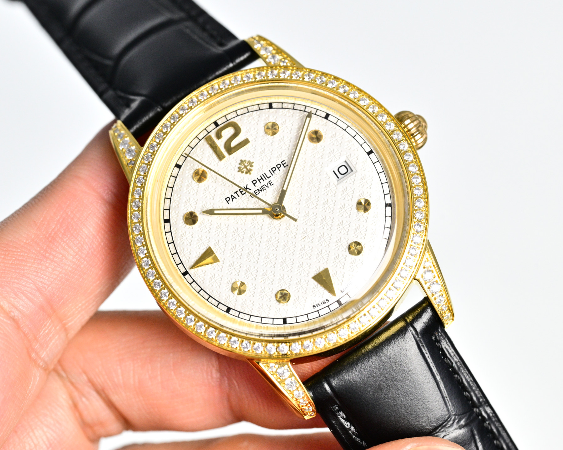 NO:715102,Produced by TW, white case, gold case, TW Factory, Patek Philippe PP, the highest version of the watch on the market, VJ9. The TW watchmaker team spent 12 months carefully designing it, daring to be the first, breaking through multi-layered technical bottlenecks, and striving for perfection!  [Case] The market's exclusive latest pot lid glass material, the dial is simple and extraordinary, 12 scales are integrated with the glass, with a strong 3D three-dimensional effect, ultra-thin craftsmanship, 40mm diameter pot lid glass [Movement] The watch adopts a movement imported from Japan, with a vibration frequency of 28,800 times per hour, and zero repair quality. [Strap Buckle] The style is matched with Italian cowhide to make the wrist more comfortable and comfortable.19860909TW 出品 白壳 金壳  TW Factory 百达翡丽 PP 市场最高版本腕表VJ9 TW制表师团队历时12个月精心设计,敢为人先,突破多层技术瓶颈,力求完美！【表壳】市场独家最新锅盖玻璃材质,表盘简而不凡,12个刻度与玻璃融为一体,具有超强3D立体感,超薄工艺,直径40mm 锅盖玻璃【机芯】腕表采用日本原装进口机芯,每小时振频28800次,零返修质量.【表带扣】款式搭配意大利牛皮让手腕更贴合舒适,腕表表扣上面刻有经典标志,大方富有档次. 没有人真正拥有百达翡丽,只不过为下一代保管而已,奢华精致推荐男士机械腕表 送礼最佳奢华推荐请认准TW独家品质,,patek philippe,cowhide,Watch