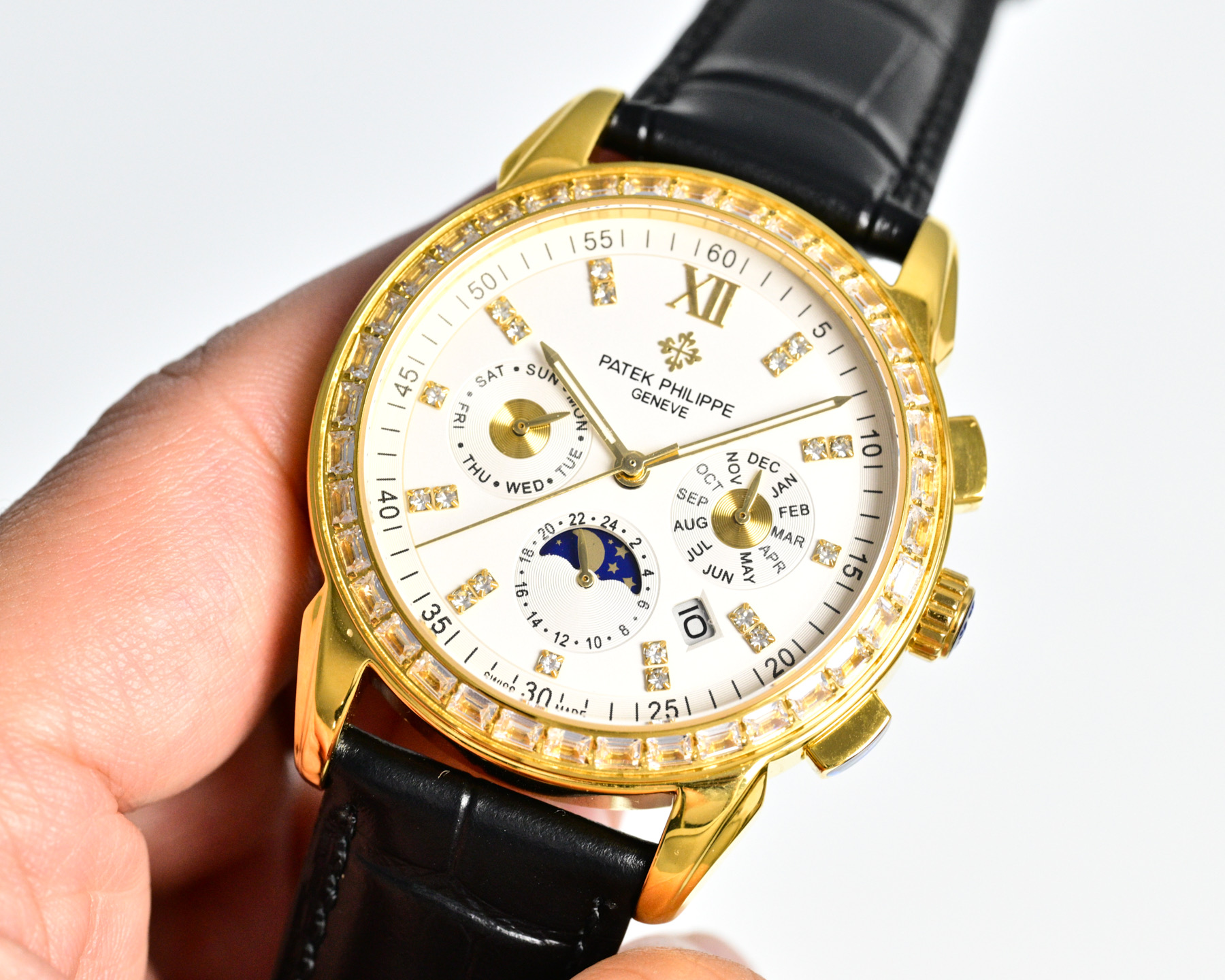 Patek Philippe Grandi Complicazioni Cronografo Calendario Perpetuo cassa in oro giallo, lunetta con diamanti, quadrante bianco, cinturino in pelle nera 40 mm Automatico da uomo