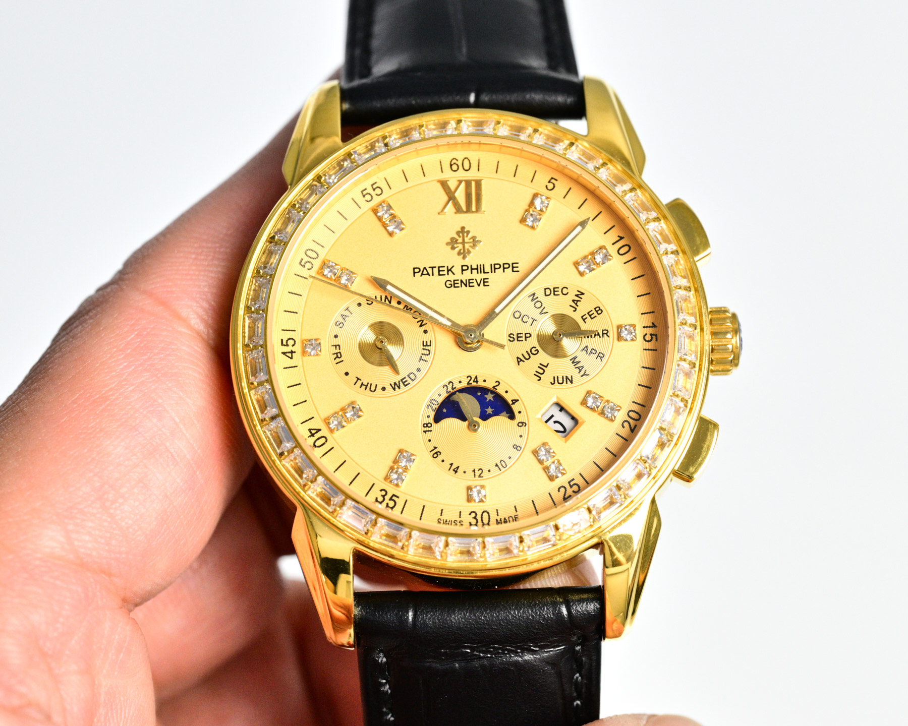 Patek Philippe Grandi Complicazioni Cronografo Calendario Perpetuo cassa in oro giallo, lunetta con diamanti, quadrante bianco, cinturino in pelle nera 40 mm Automatico da uomo