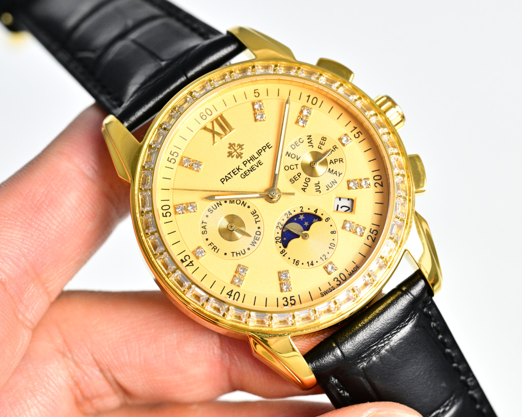 Patek Philippe Grandi Complicazioni Cronografo Calendario Perpetuo cassa in oro giallo, lunetta con diamanti, quadrante bianco, cinturino in pelle nera 40 mm Automatico da uomo