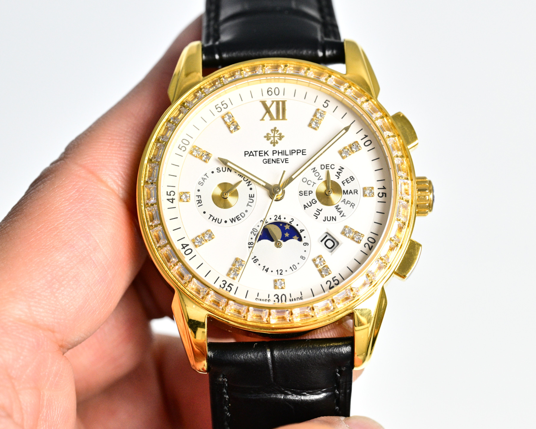 Patek Philippe Grandi Complicazioni Cronografo Calendario Perpetuo cassa in oro giallo, lunetta con diamanti, quadrante bianco, cinturino in pelle nera 40 mm Automatico da uomo