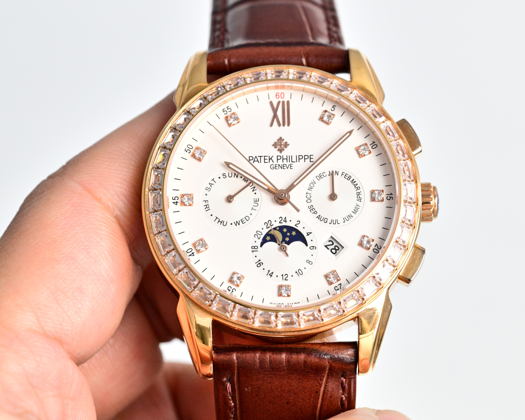 Patek Philippe Grandi Complicazioni Calendario annuale Fasi lunari quadrante bianco, lunetta con diamanti, cassa argentata, cinturino in pelle nera 42 mm Automatico da uomo