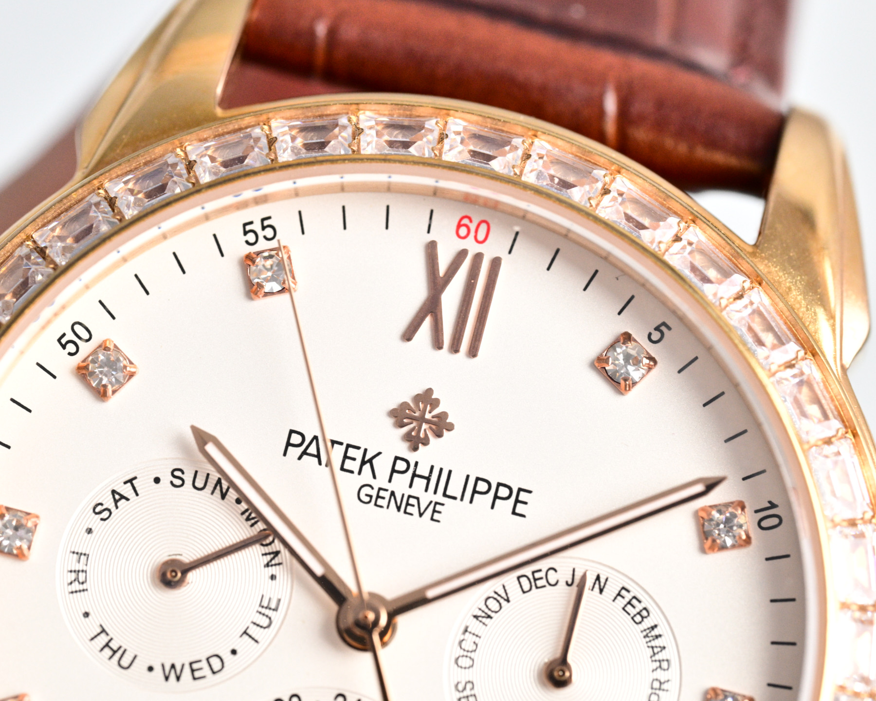 Patek Philippe Grandi Complicazioni Calendario annuale Fasi lunari quadrante bianco, lunetta con diamanti, cassa argentata, cinturino in pelle nera 42 mm Automatico da uomo