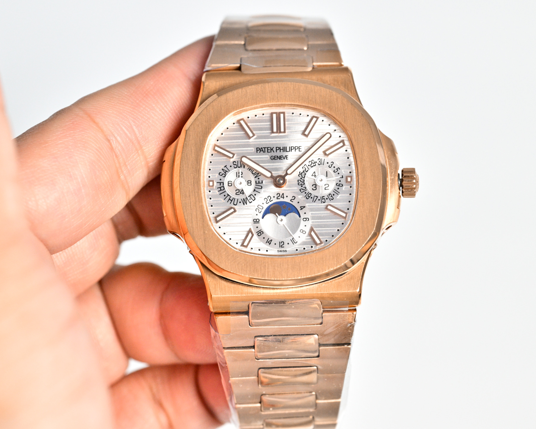 NO:715106,Produced by TW, white light, diamond ring, new buckle TW Factory Patek Philippe 5740/1G-001--the ultra-complex multi-functional Nautilus makes its grand debut. R96 is the first Nautilus complex watch launched so far. It uses ultra-complex craftsmanship to create a casual sports watch. 1 small body, high energy 40MM  It has the following functions: the year is displayed in the left window, the month is displayed in the right window, the day of the week is at 9 o'clock, the month is at 3 o'clock, and the 24-hour and moon phase display panel is at 6 o'clock. 2. The movement uses a replica Cal.240 automatic winding movement. On the premise of achieving a realistic appearance, the functions are perfectly interpreted. 3. An independent watchmaker who is a master of modifications, enthusiastically participates in customizing and modifying the dial color, adding an interesting soul to the unique watch!  For the best luxury gift recommendation, please look for TW’s exclusive quality, patek philippe19860909TW 出品 白光 枚光 钻圈,新扣 TW Factory 百达翡丽5740/1G-001--超复杂多功能鹦鹉螺重磅登场R96迄今推出的首款Nautilus复杂腕表,以超复杂的工艺技术打造休闲运动腕表. 1小身板大能量40MM 尽揽以下功能∶左边窗口位置显示年份,右边窗口位置显示月份、9点位置处是星期、3点位置处是月份以及6点位置处是24小时与月相显示盘. 2机芯采用复刻版Cal.240自动上链机芯,在实现外观的逼真前提下,功能一并完美诠释 3改装大师独立制表人,倾情参与定制改装表盘颜色,给予独一无二的腕表增添有趣的灵魂！送礼最佳奢华推荐请认准TW独家品质,,patek philippe,Watch