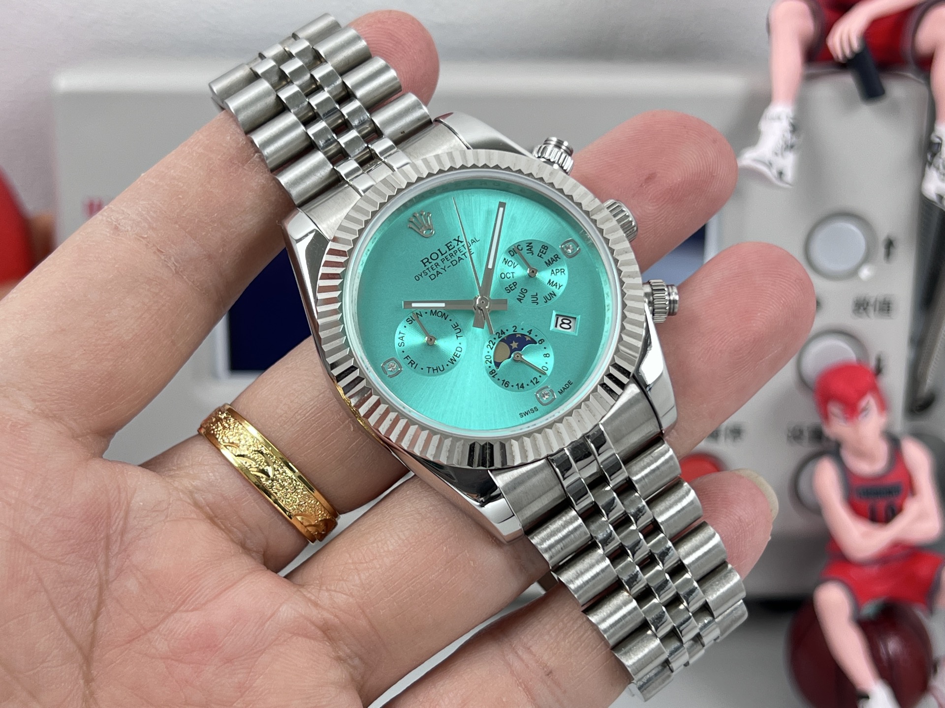 NO:765317,Produced by TW, white steel, gold steel, TW Factory new product launch, highly recommended Rolex multi-function watch P Rolex complex series six-pin men's watch [love] hot model [love] multi-function watch. 1 Equipped with original imported day and month moon phase kinetic energy function movement mechanical watch!  2. The dial uses the classic exclusive inner shadow luminous Roman as the scale, which further shows the luxurious temperament of this watch [呲ya] 3. The strap uses imported 904 steel strap watch!  4. The watch mirror adopts double sapphire mirror!  5 see-through bottom cover!  6 Diameter 41 mm, thickness 10 mm!  The watch function integrates day/month/date/moon/sun and other functions into one. It is the true standard of the best men's business watch!  It is a representative work of high-end watches. It is produced with honor and has a reputation of nobility. The details reveal the nobility of men, excellent taste, great craftsmanship, and the atmosphere is comparable to the original products!  The appearance and appearance are the same. Unique and original gifts. The best luxury recommendation. Please look for TW’s exclusive quality, rolex.19860909TW 出品 白钢,金钢 TW Factory 新品上市强烈推荐 劳力士多功能腕表P 劳力士 复杂系列六针男表[爱心]爆款[爱心] 多功能腕表. 1搭载原装进口星期月份月相动能功能机芯机械表！ 2表盘上采用经典独家内影夜光罗马 作为刻度更显示出这款腕表的华贵气质[呲牙] 3表带采用进口904钢带腕表！ 4表镜采用双卜蓝宝石镜面！ 5透视底盖！ 6直径41毫米,厚度10毫米！ 腕表功能汇集星期/月份/日期/月亮/太阳等功能于一身,最佳男士商务腕表真正的标配！为高端腕表的代表之作 荣誉出品 尊贵彰显之美誉细节之处透露男士高贵,品位十分,匠心巨制 大气媲美原装货！表里如一 独具匠心送礼最佳奢华推荐请认准TW独家品质,,rolex,Watch